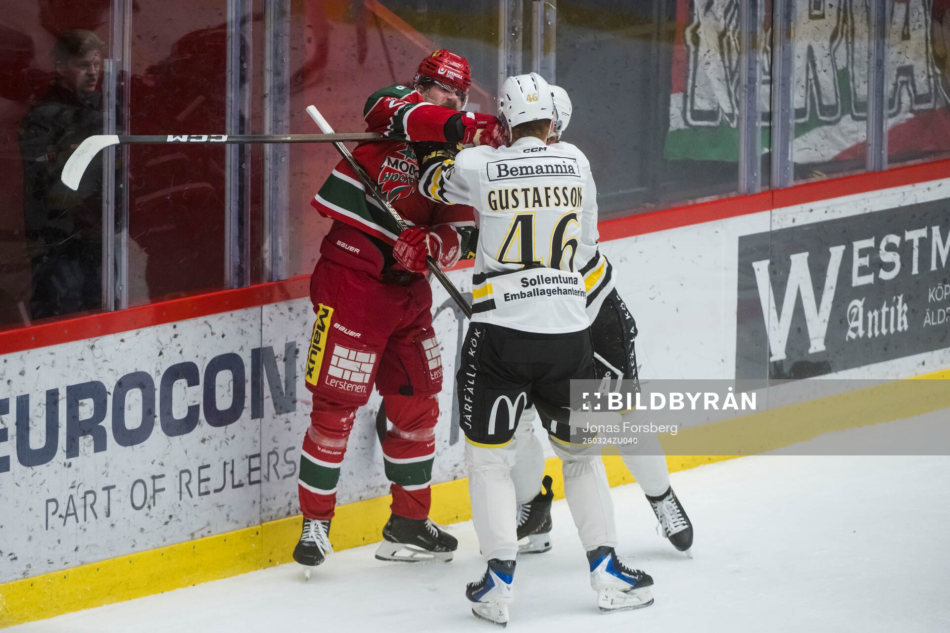 Modos Emil Larsson bråkar med AIKs Viggo Gustafsson och
