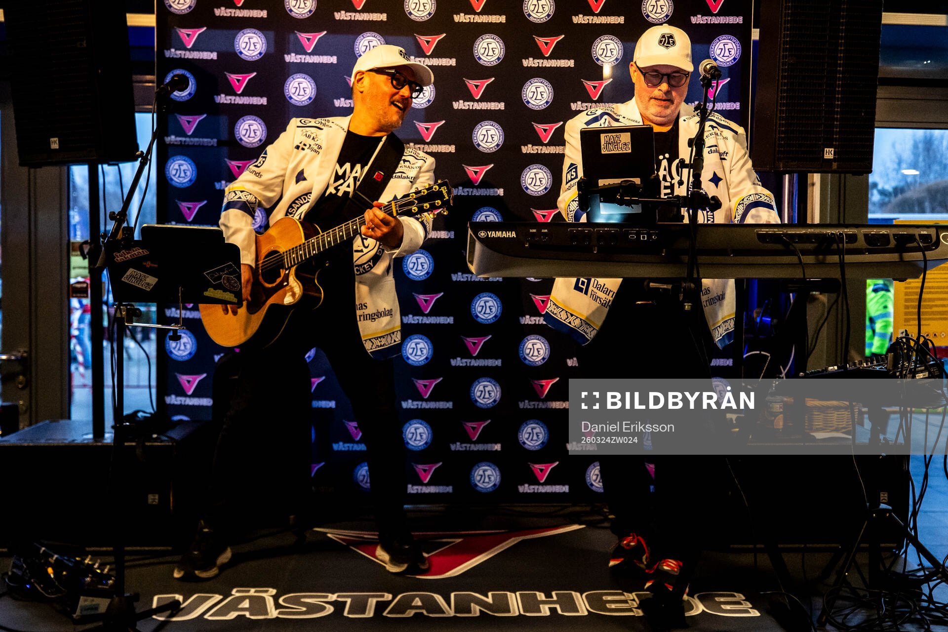 Mackan och Bäcker underhåller innan ishockeymatchen i