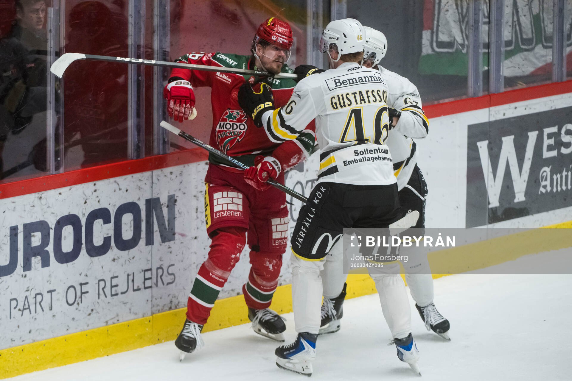 Modos Emil Larsson bråkar med AIKs Viggo Gustafsson och