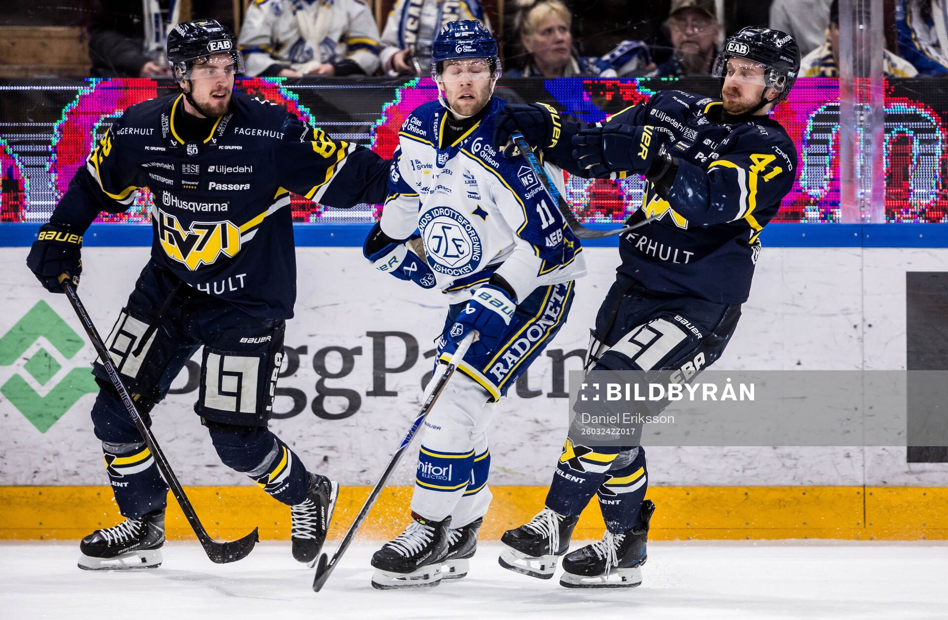 HV71s Santeri Hatakka och Leksands Wiktor Nilsson och HV71s