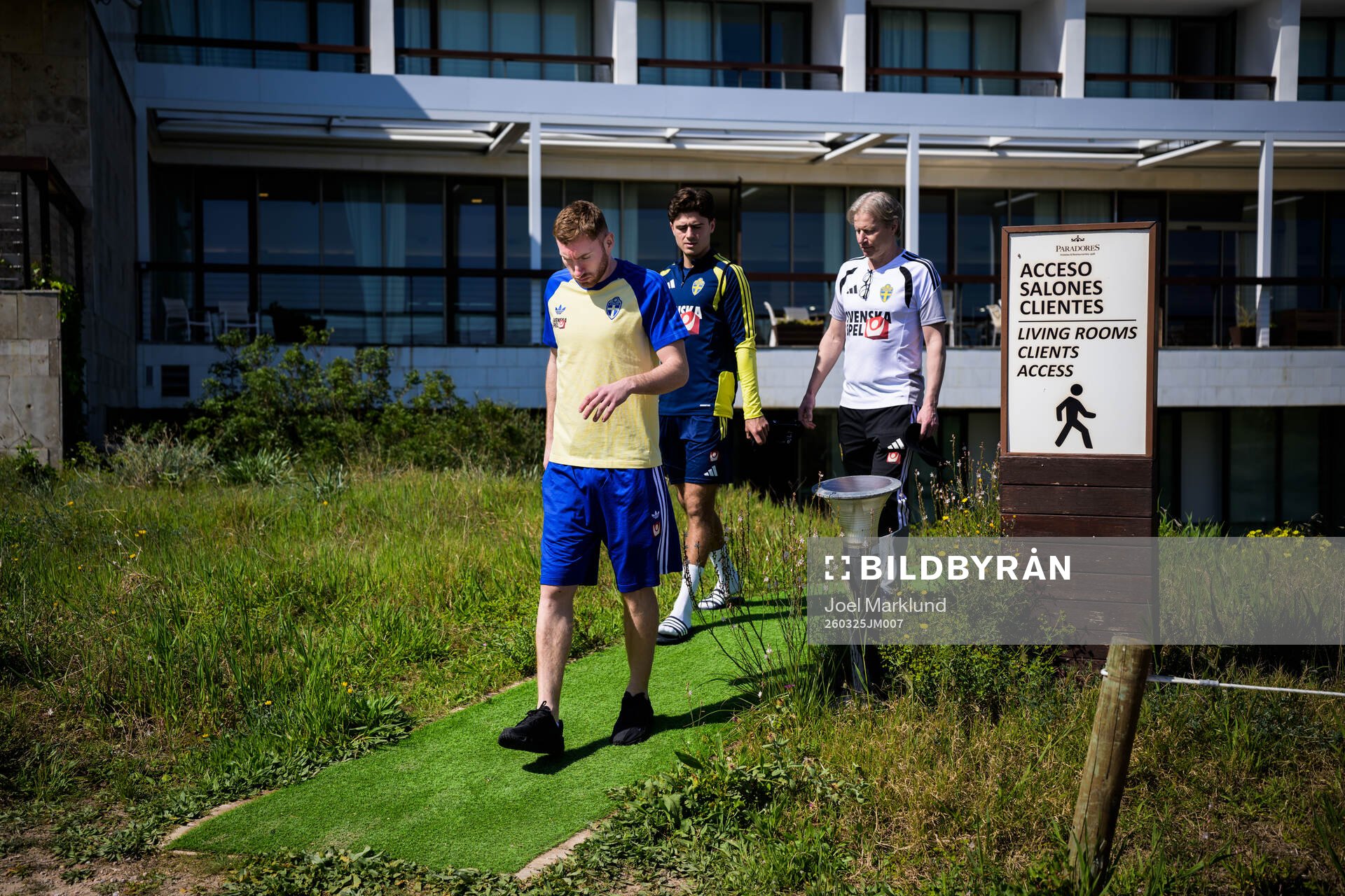 Injured player Dejan Kulusevski, Besfort Zeneli and team