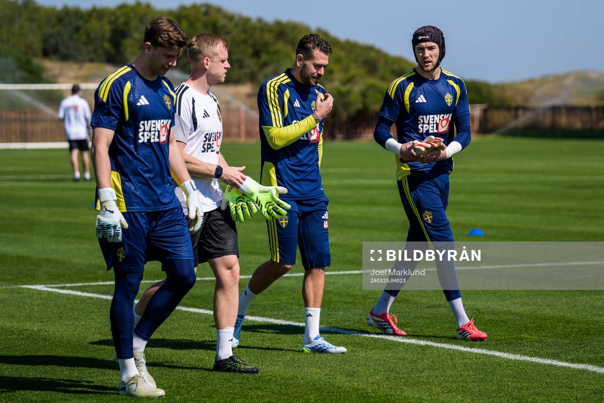 Goalkeeper Melker Ellborg, goaltender coach Linus Kandolin,