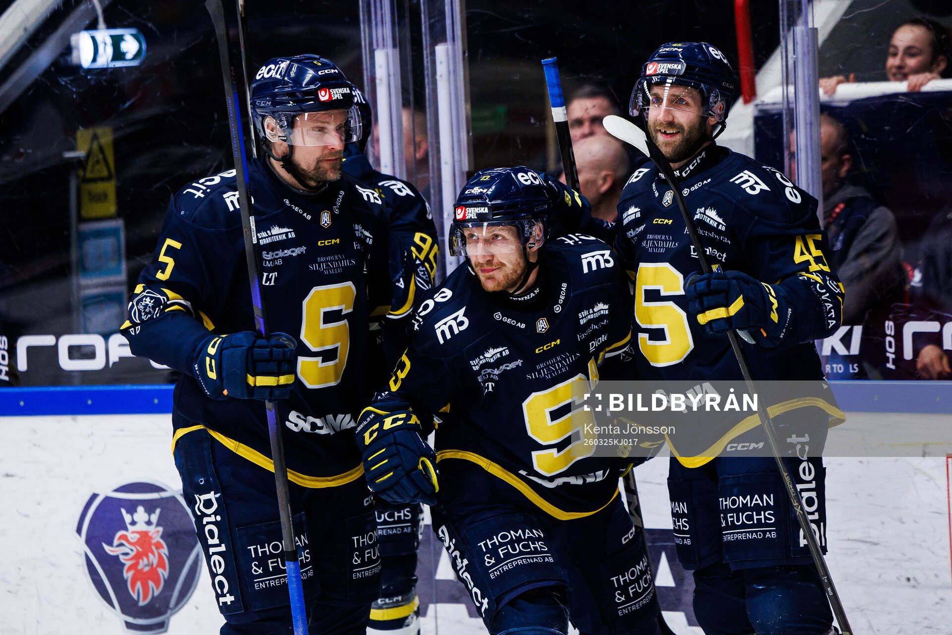 Södertäljes Henrik Eriksson jubla med Jonas Ahnelöv och