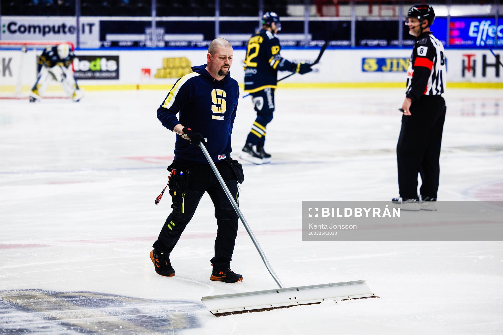 Personal skrapar isen