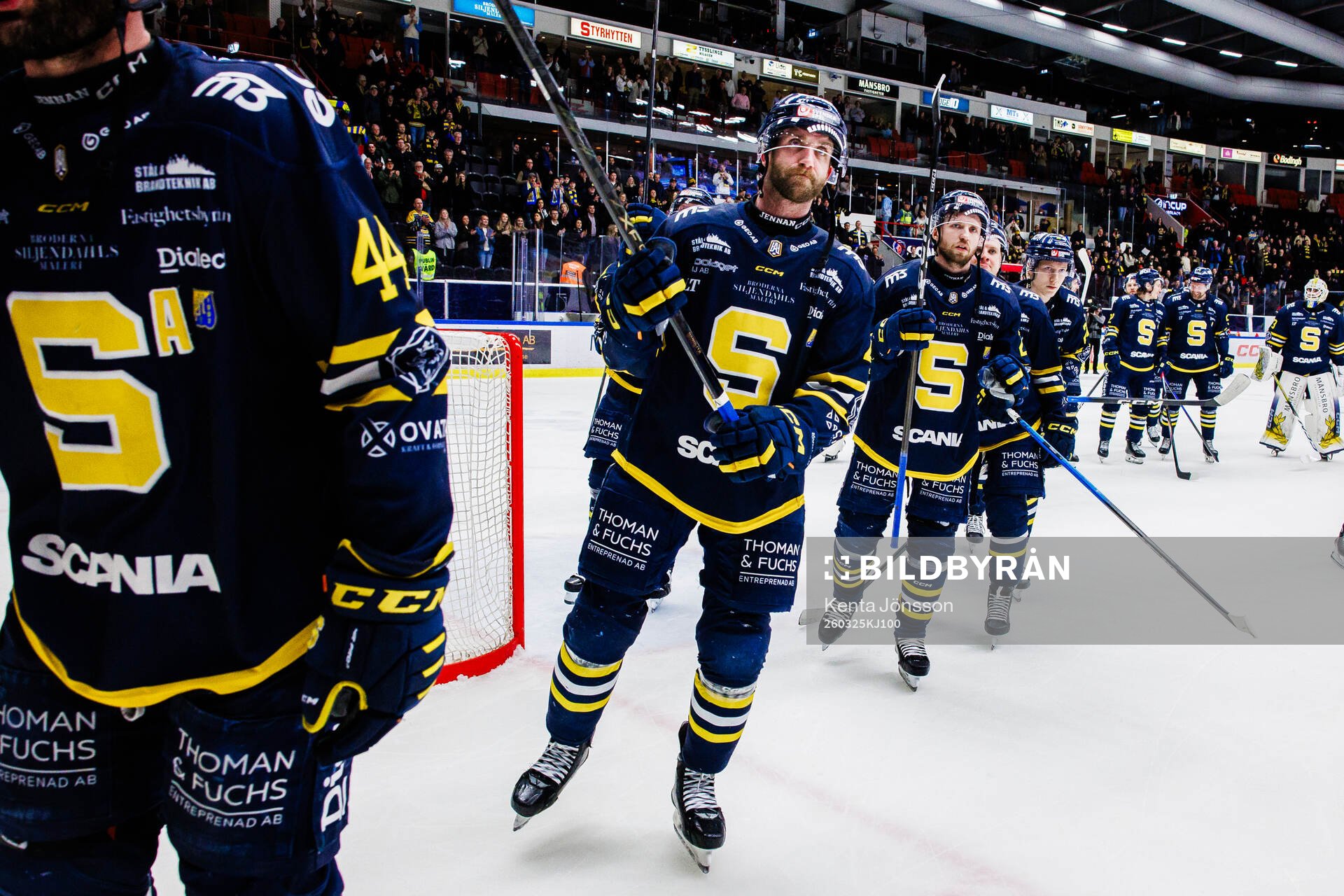 Södertäljes Sebastian Dyk jublar med lagkamrater