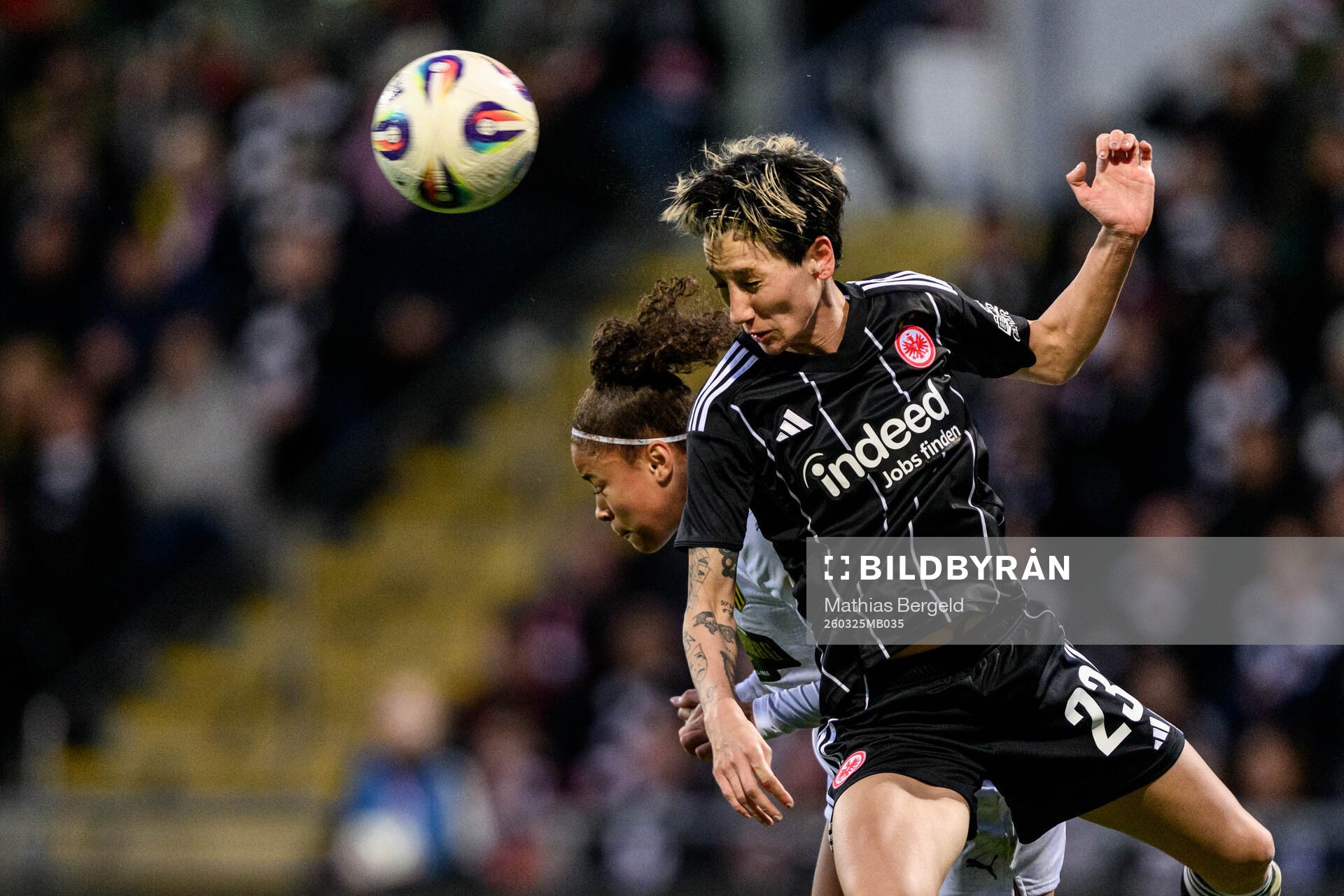 Felicia Schröder of Häcken and Sara Doorsoun of Eintracht