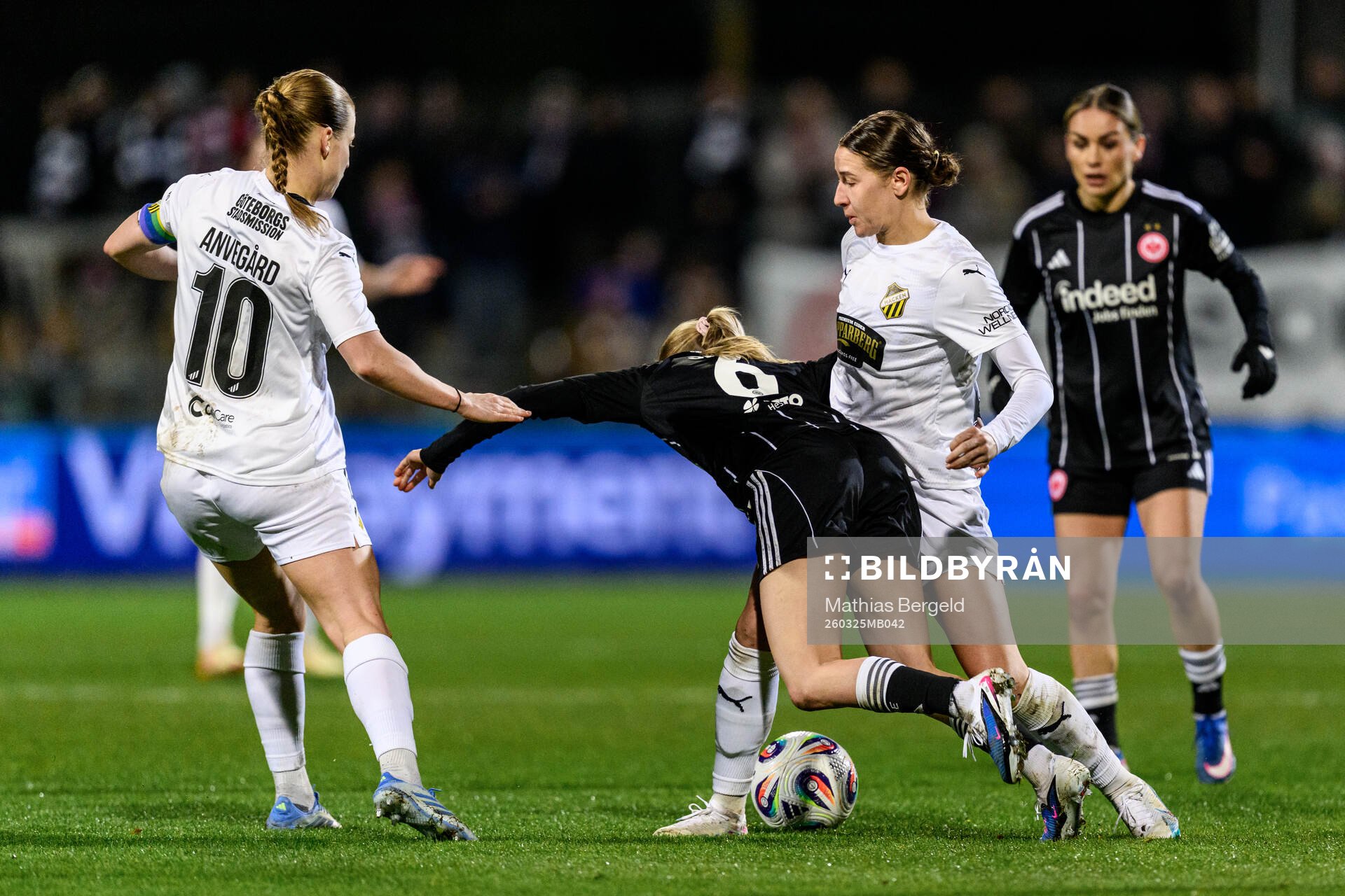 Anna Anvegård and Tabby Tindell of Häcken and Elisa Senb