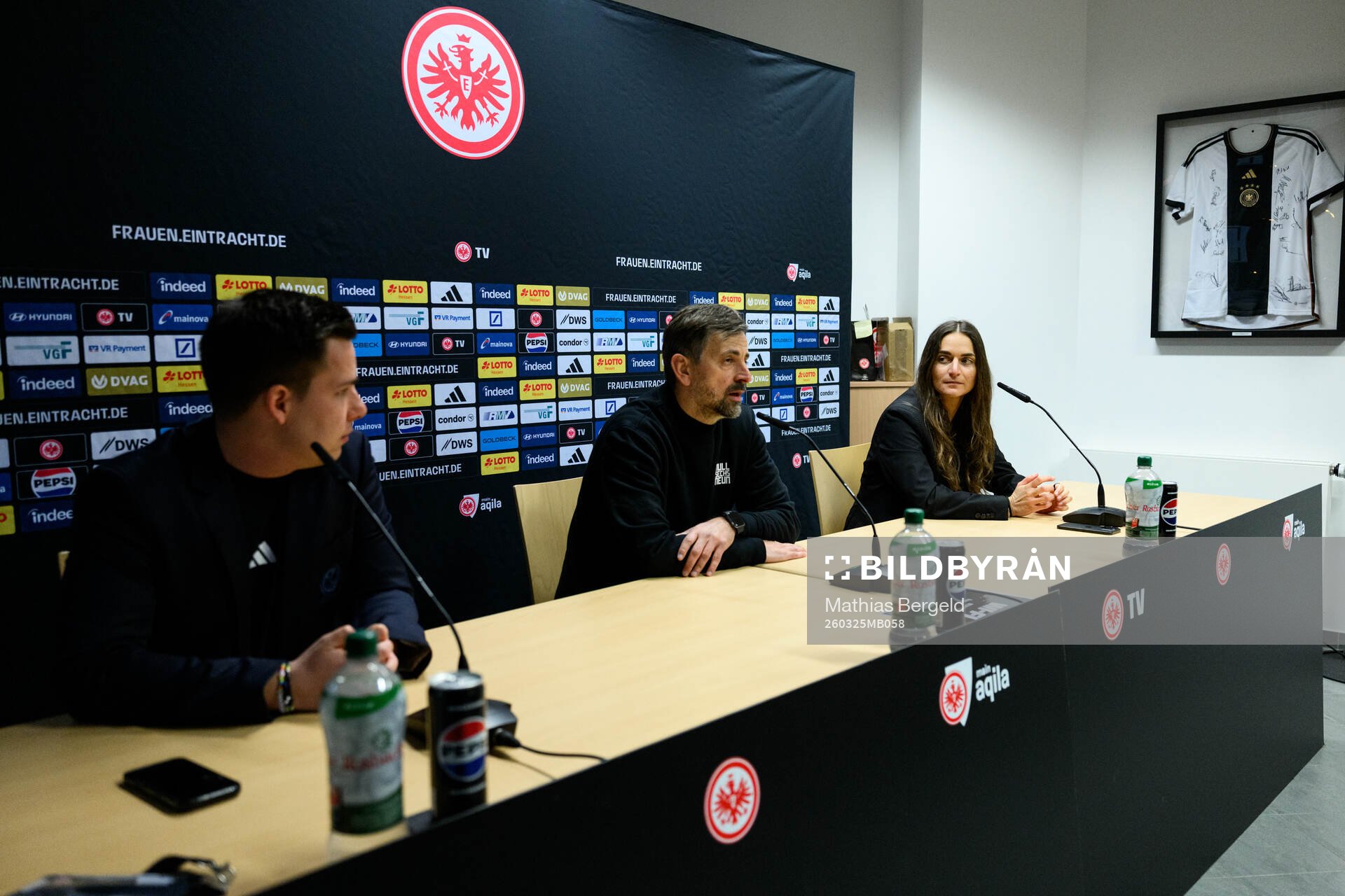 Coach Nikolaos Arnautis of Eintracht Frankfurt and coach