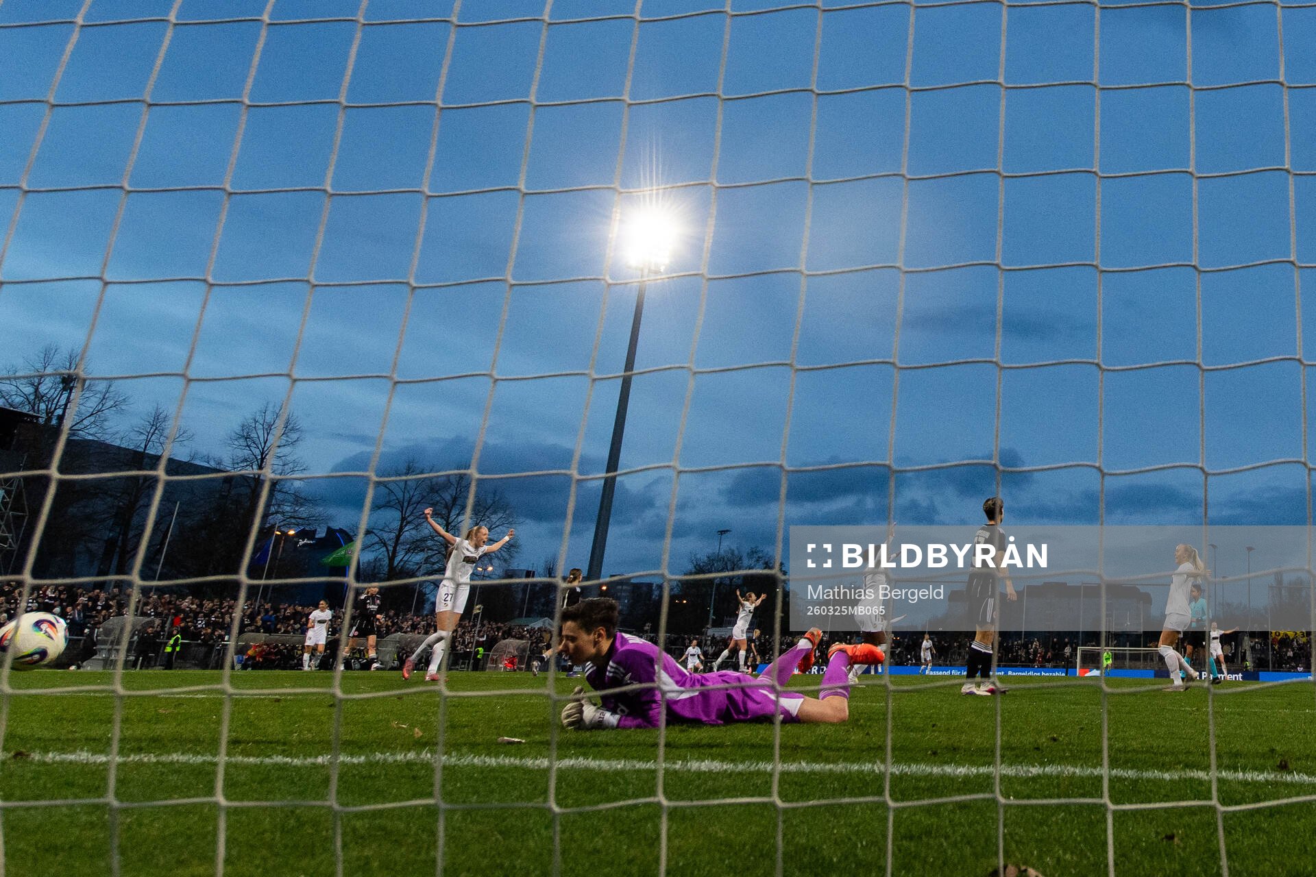 Goalkeeper Lina Altenburg of Eintracht Frankfurt looks