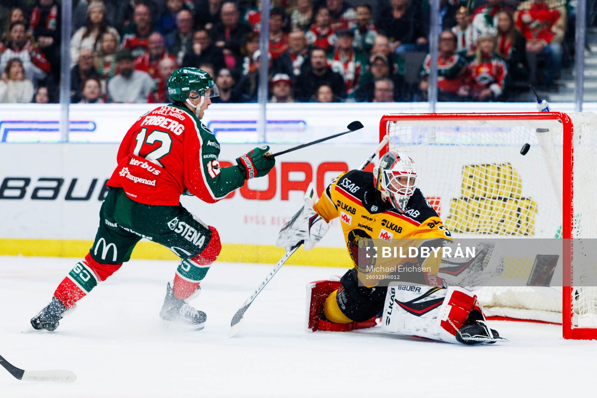 Frölundas Max Friberg gör 1-0 bakom Luleås målvakt
