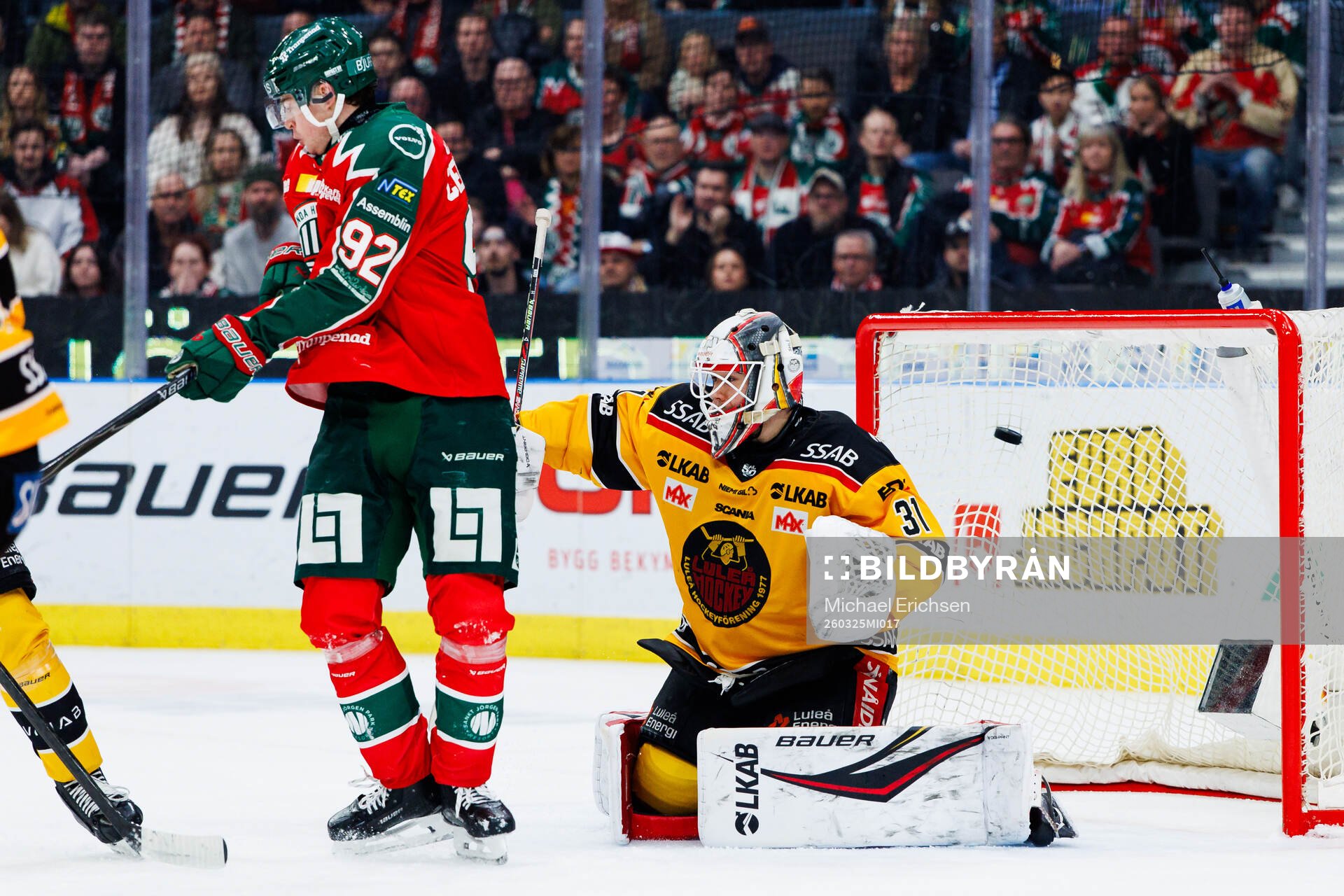 Frölundas Filip Cederqvist gör 2-0 bakom Luleås målvakt