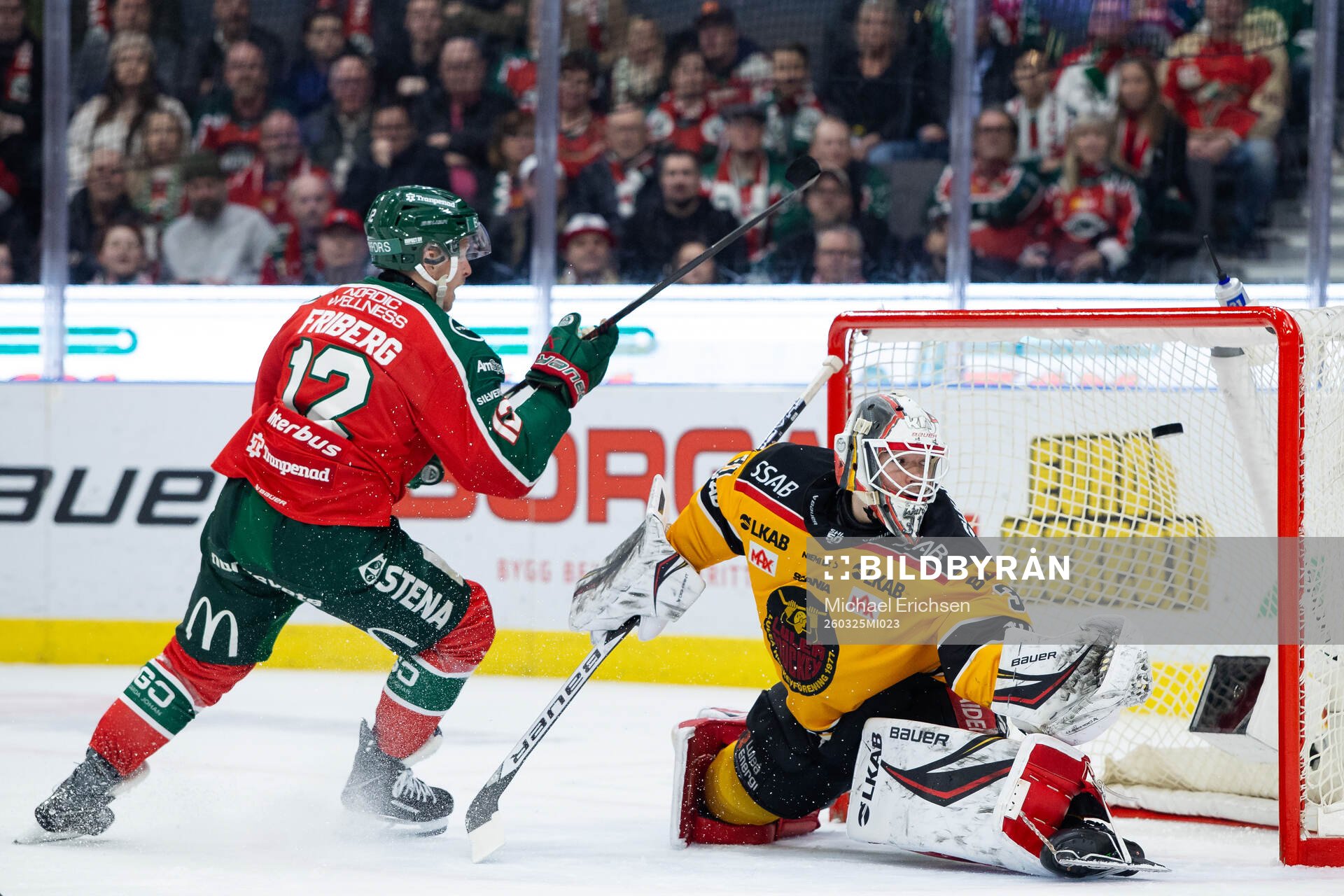 Frölundas Max Friberg gör 1-0 på Luleås målvakt