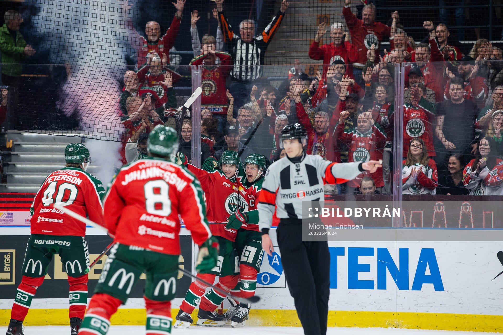 Frölundas Max Friberg jublar ihop med Filip Cederqvist