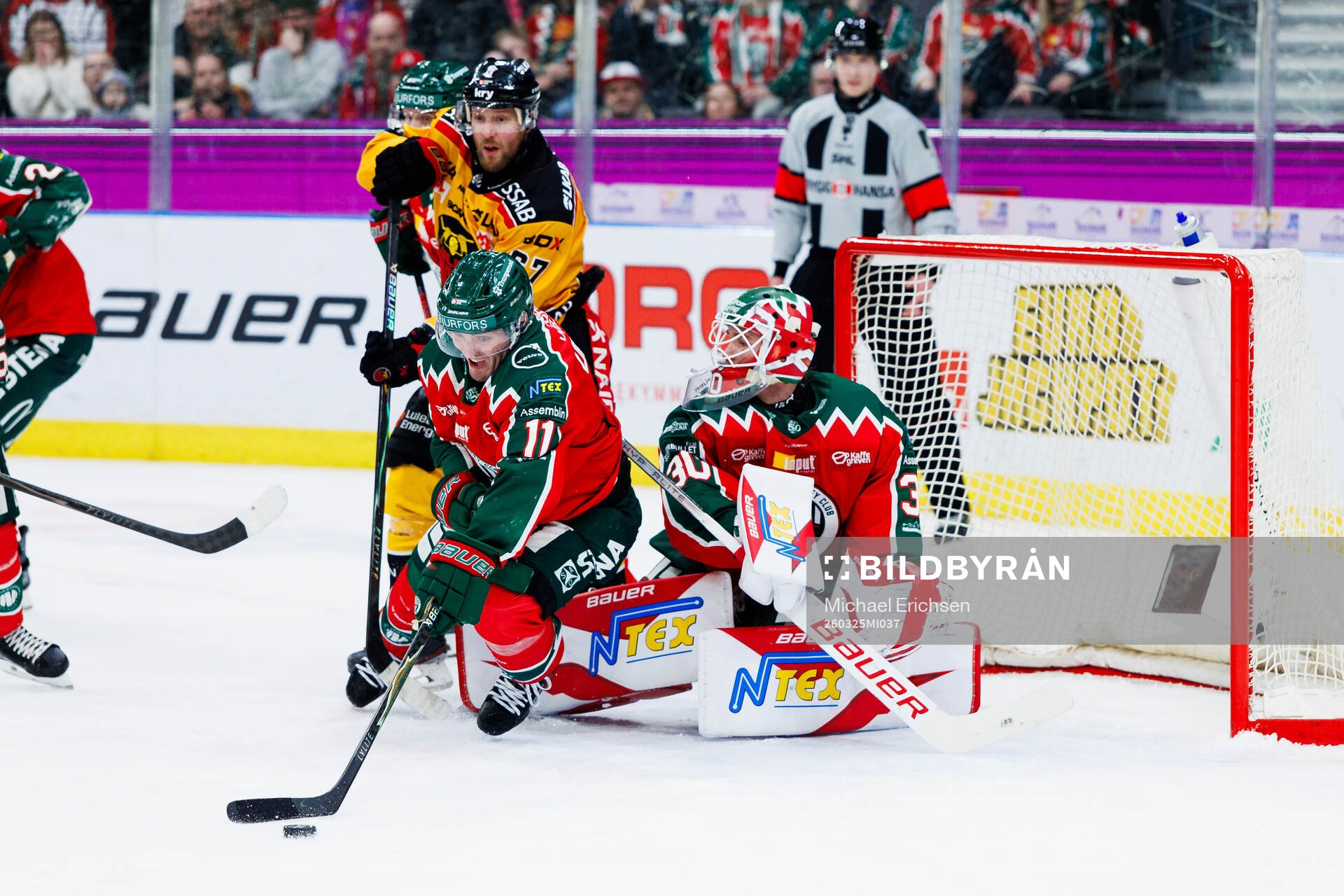 Frölundas Max Lindholm och målvakt Tobias Normann och
