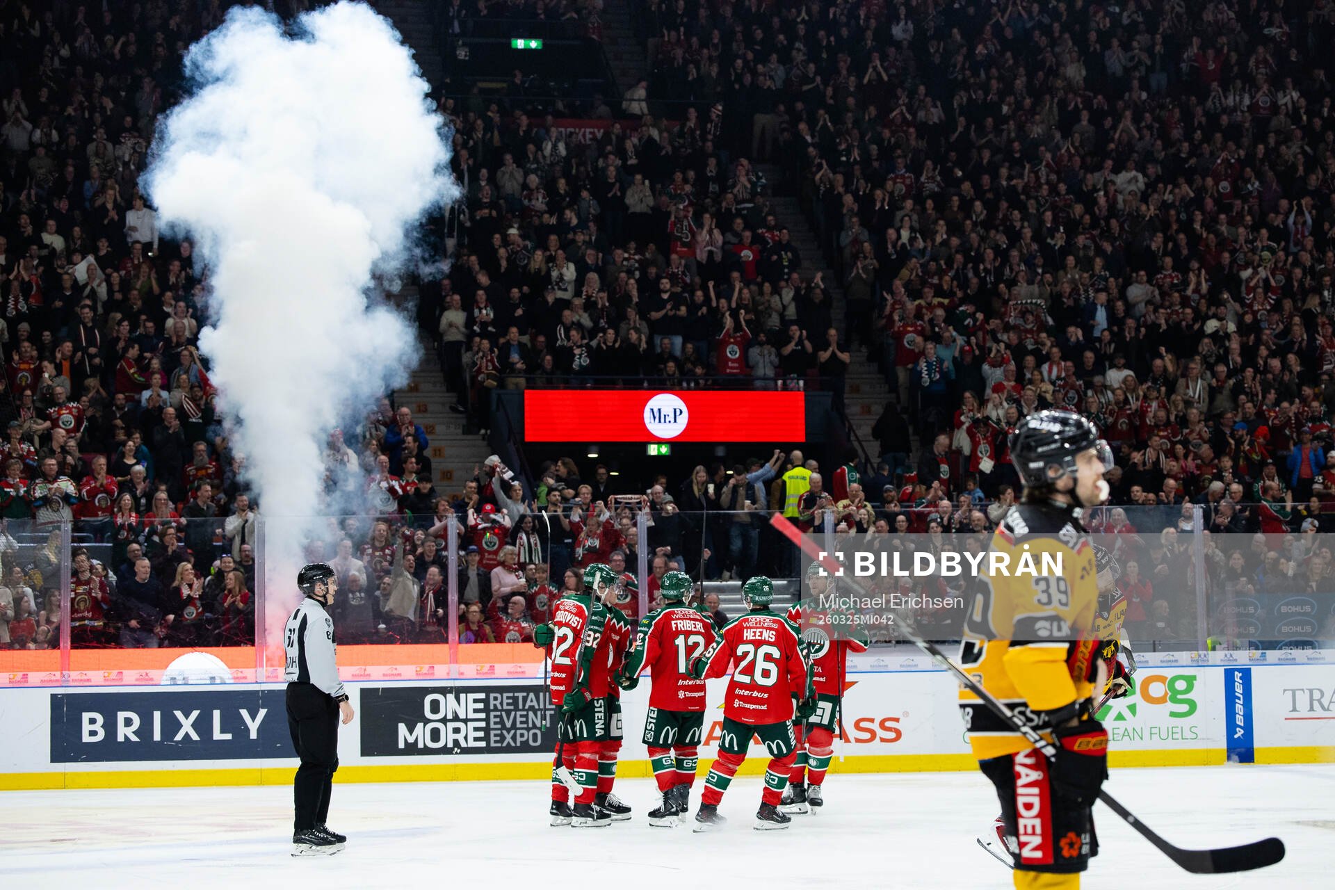 Frölundas Max Friberg jublar med lagkamrater