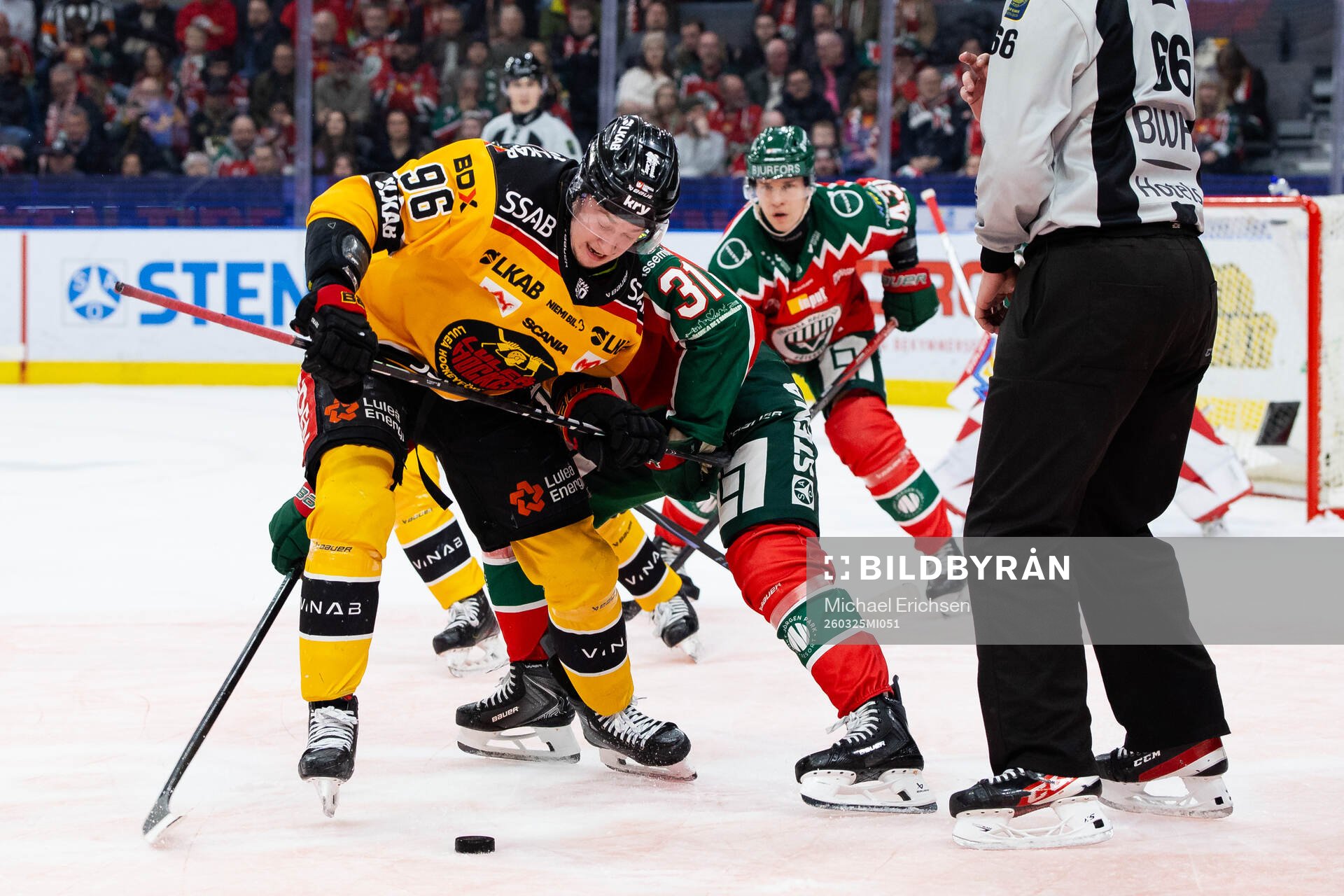 Luleås Pontus Andreasson tekar mot Frölundas Nicklas Lasu