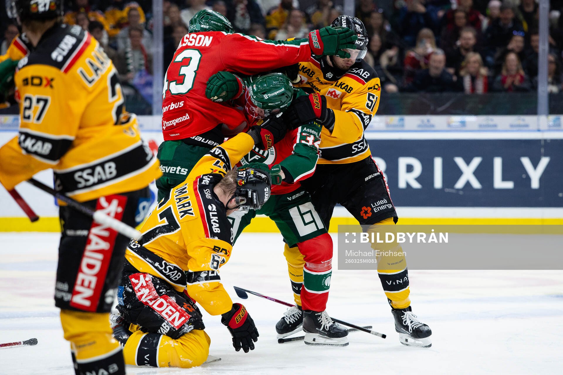 Frölundas Tom Nilsson och Noah Hasa i fight med Luleås