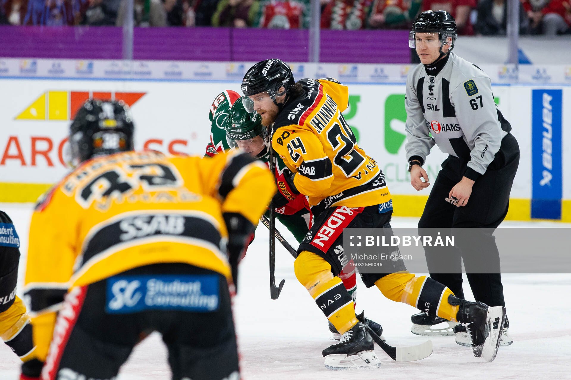 Luleås Brendan Shinnimin crosscheckar Frölundas Filip