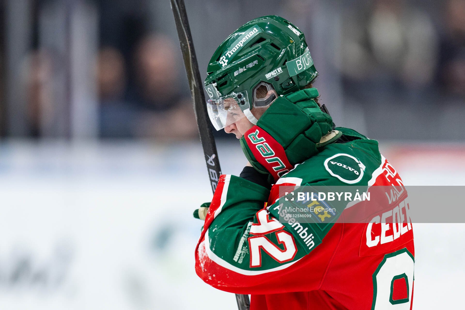 Frölundas Filip Cederqvist lämnar isen