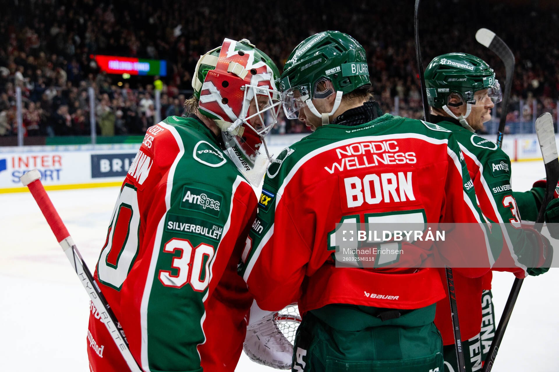 Frölundas målvakt Tobias Normann och Isac Born  jublar