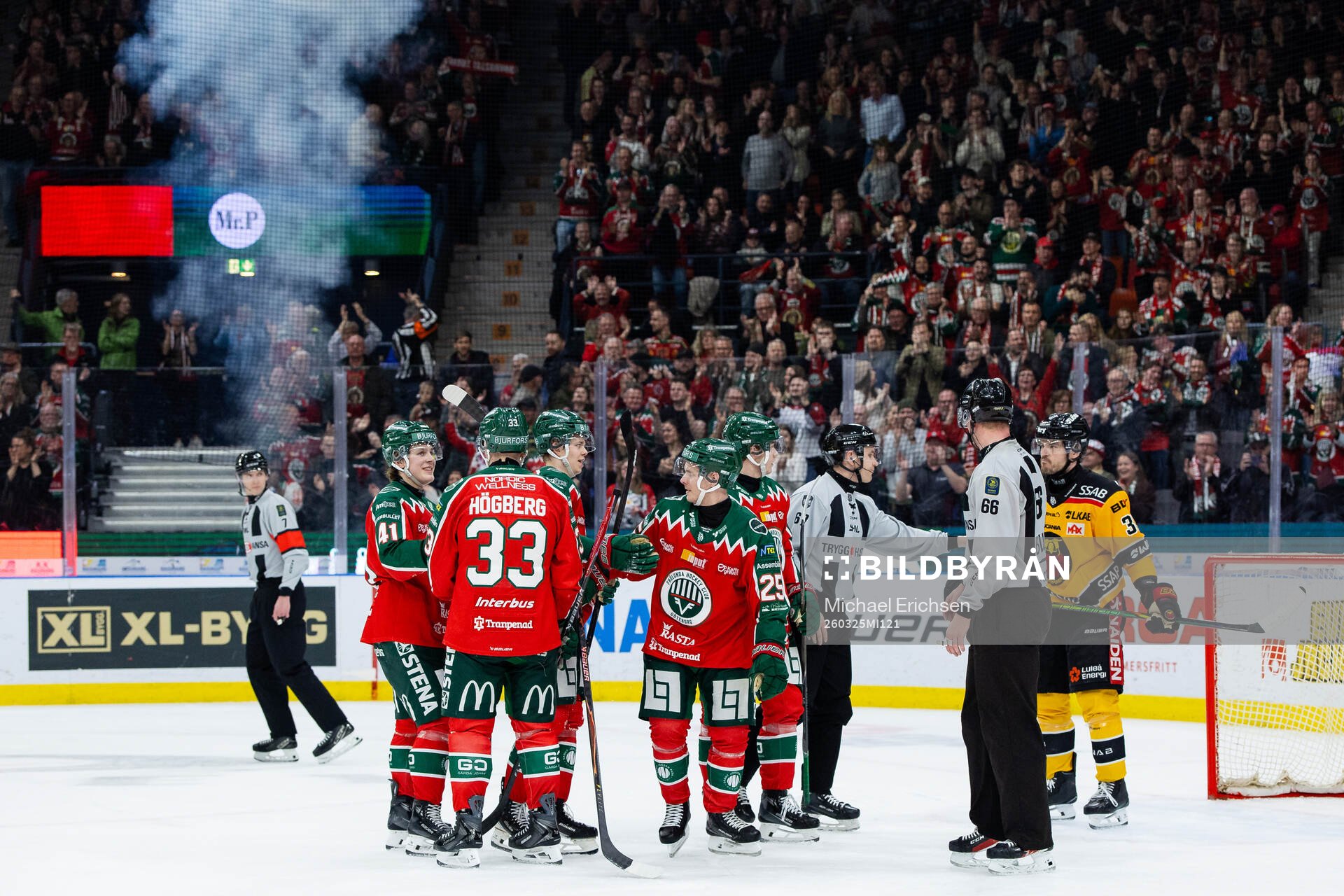 Frölundas Arttu Ruotsalainen jublar med lagkamrater