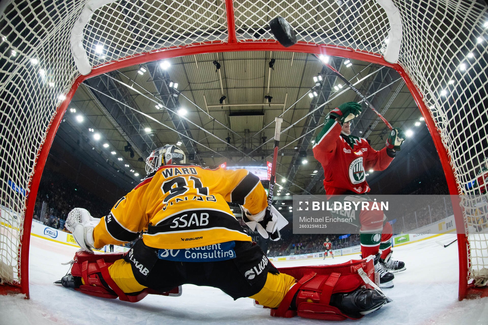 Frölundas Max Friberg gör 1-0 på Luleås målvakt