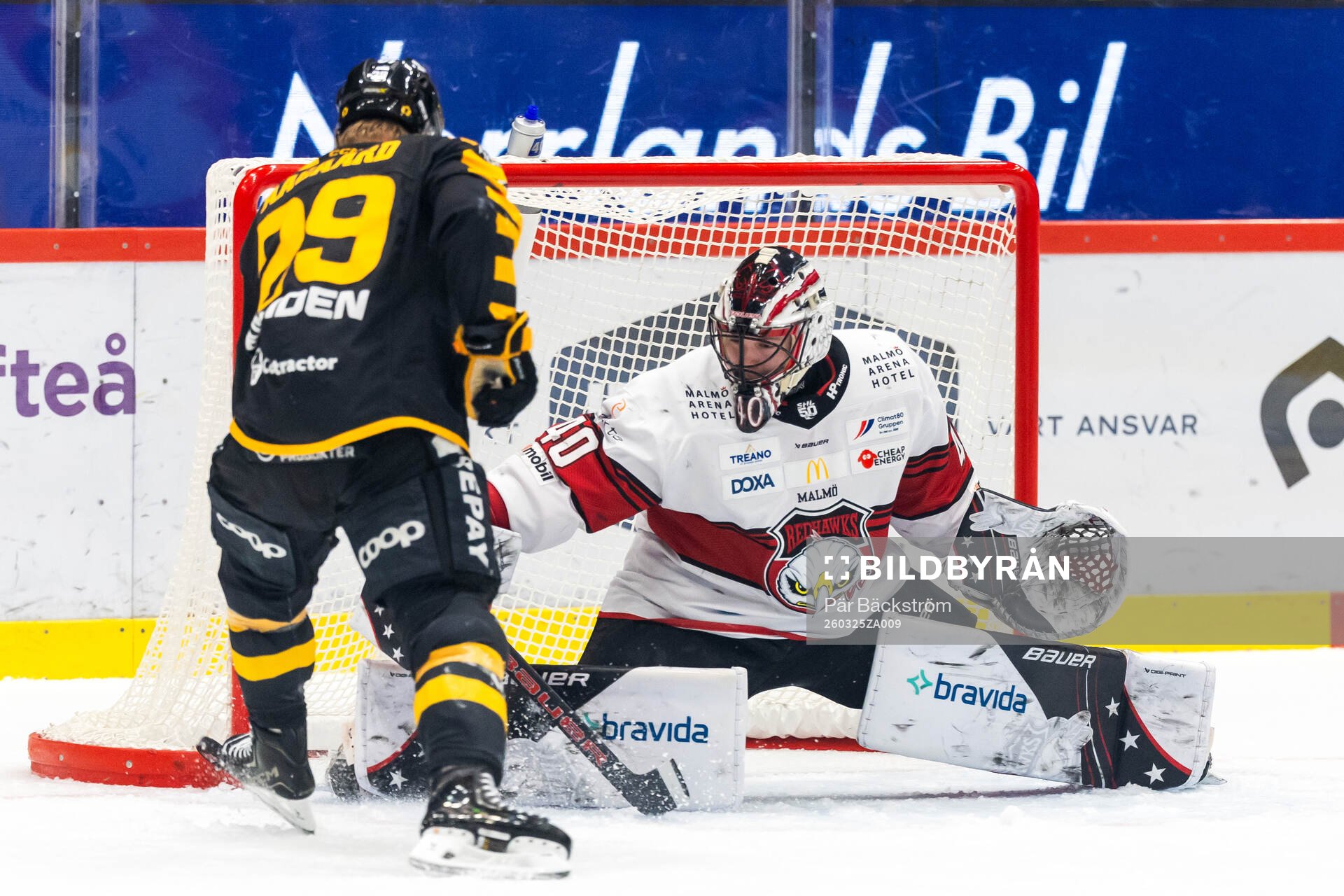 Skellefteås Mikkel Aagaard och Malmös målvakt Oskar