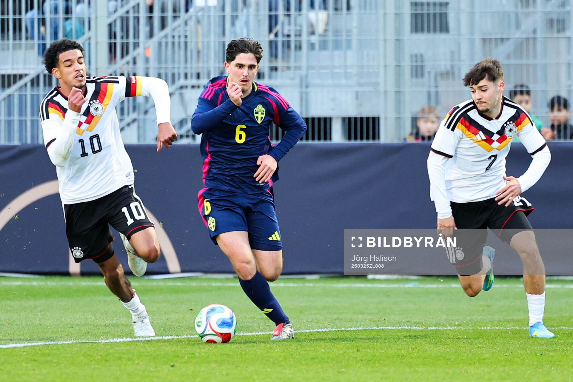 Francis Onyeka of Germany and Adrian Lahdo of Sweden