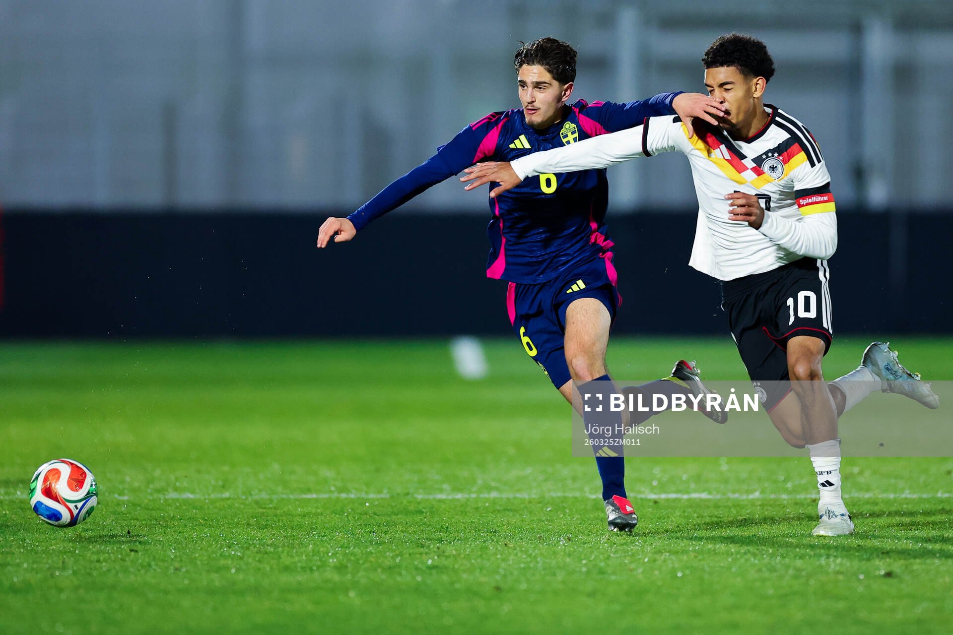 Adrian Lahdo of Sweden and Francis Onyeka of Germany