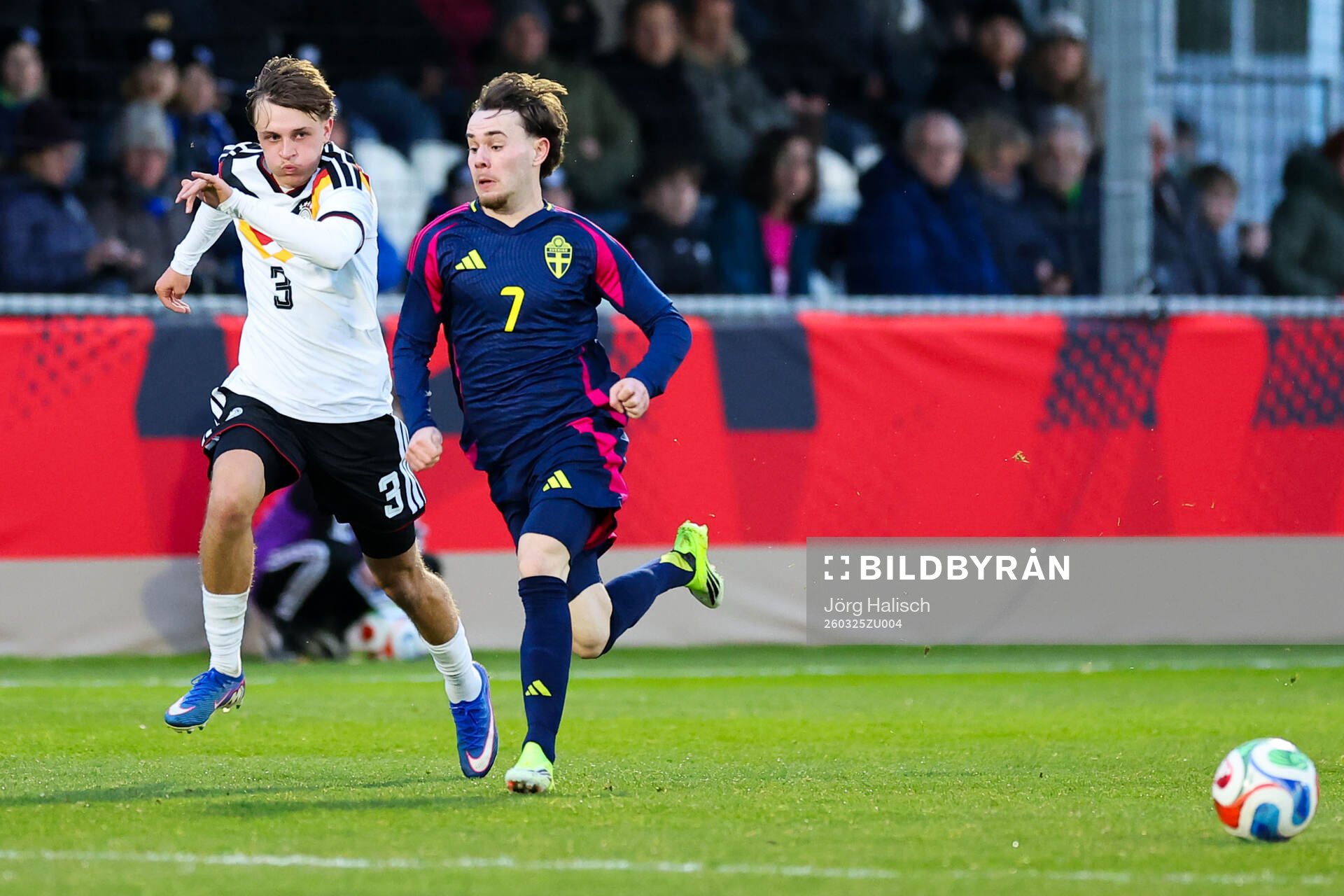 Kacper Koscierski of Germany and Neo Jönsson of Sweden