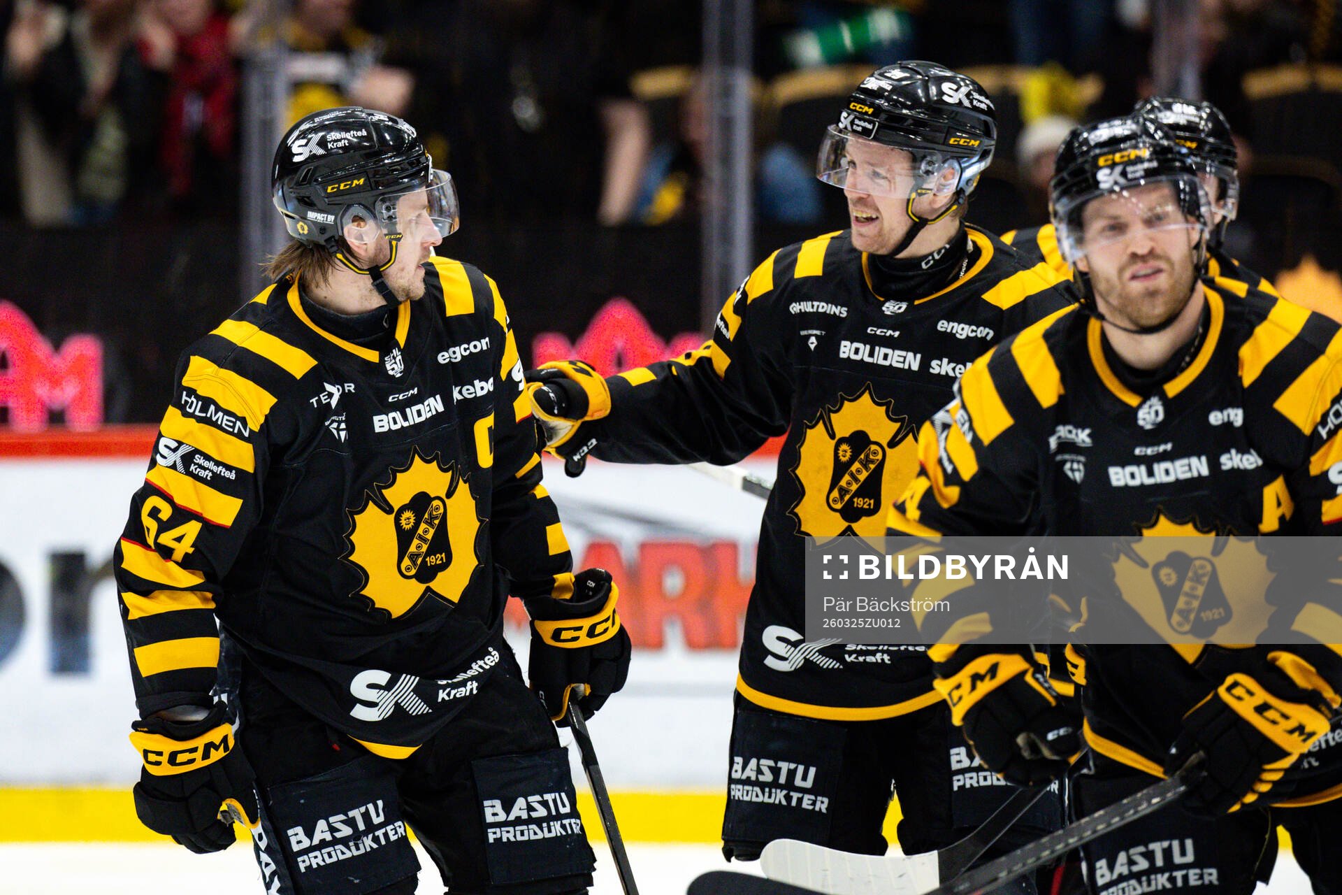 Skellefteås Jonathan Pudas jublar med lagkamrater
