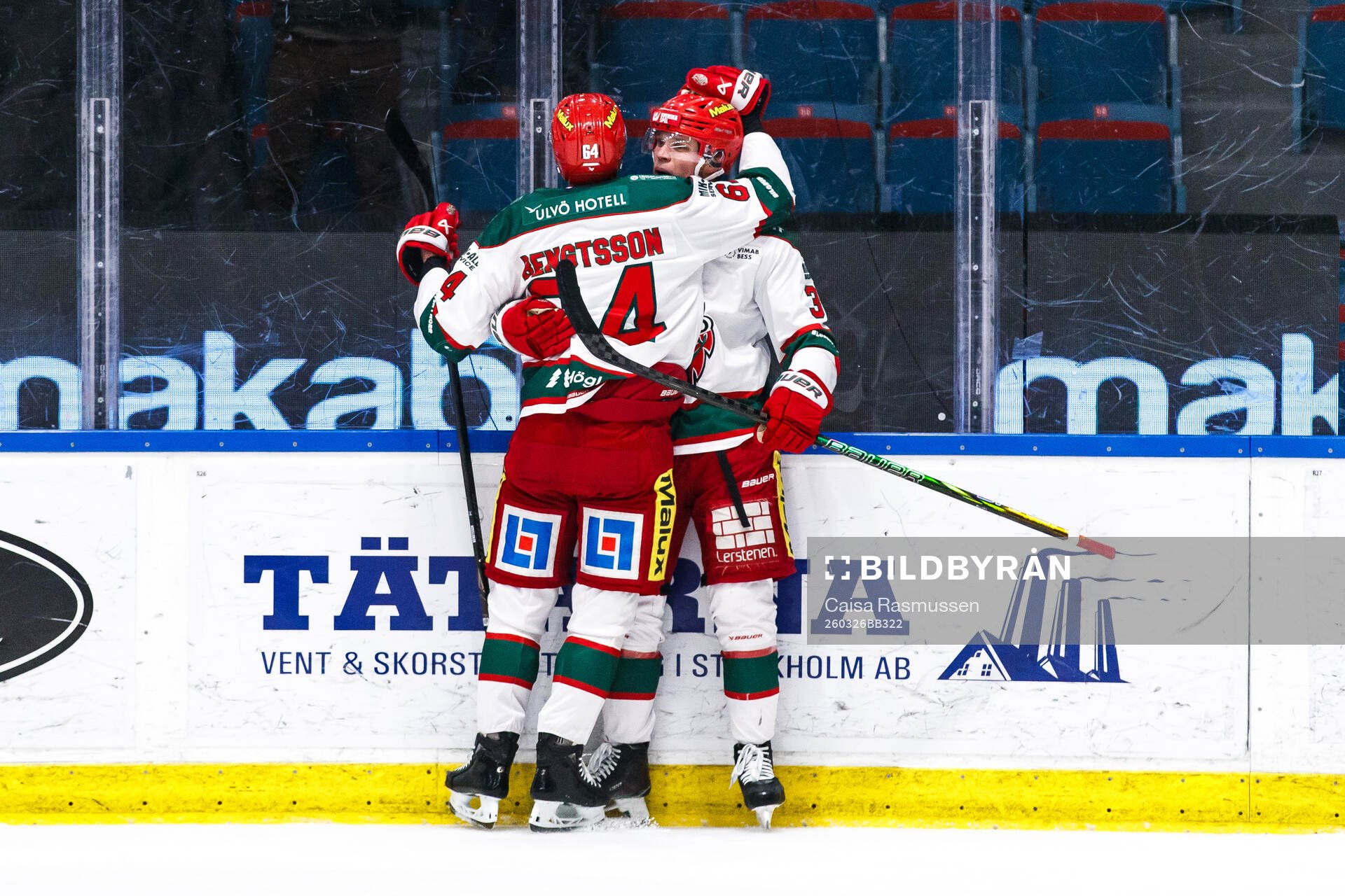 Modos Jacob Bengtsson och Viktor Persson jublar
