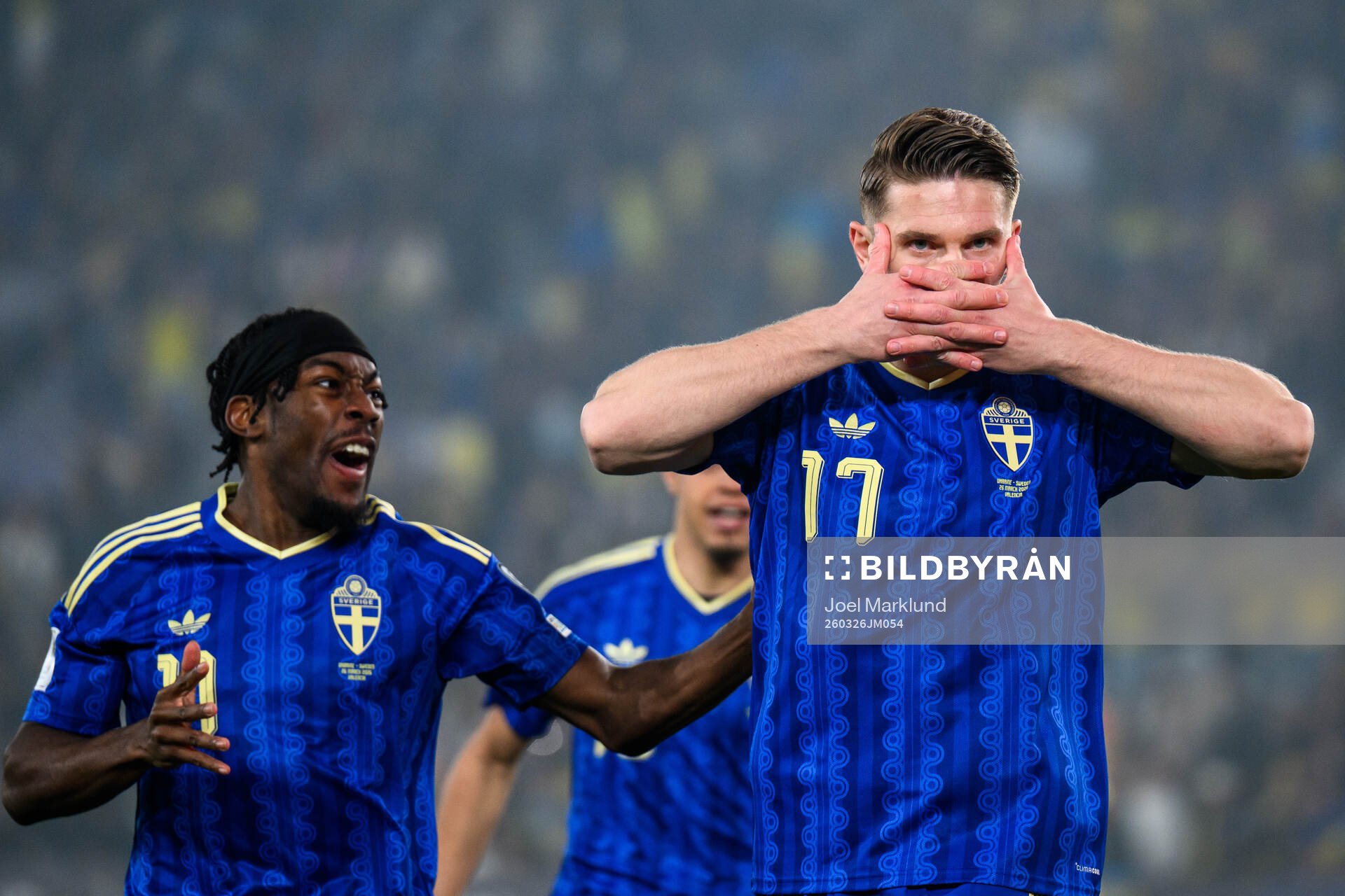 Anthony Elanga and Viktor Gyökeres of Sweden celebrate