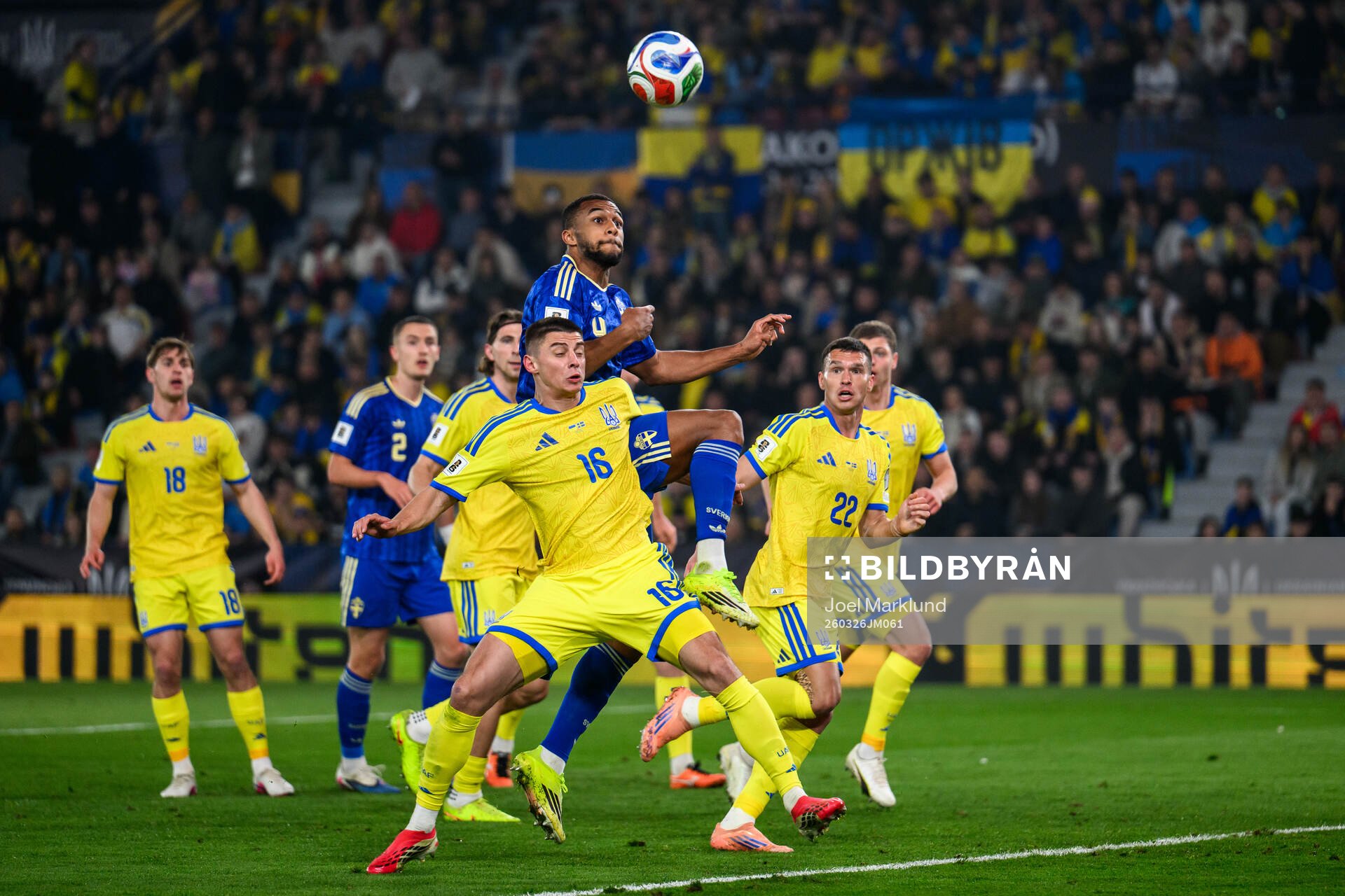 Vitaliy Mykolenko of Ukraine and Isak Hien of Sweden