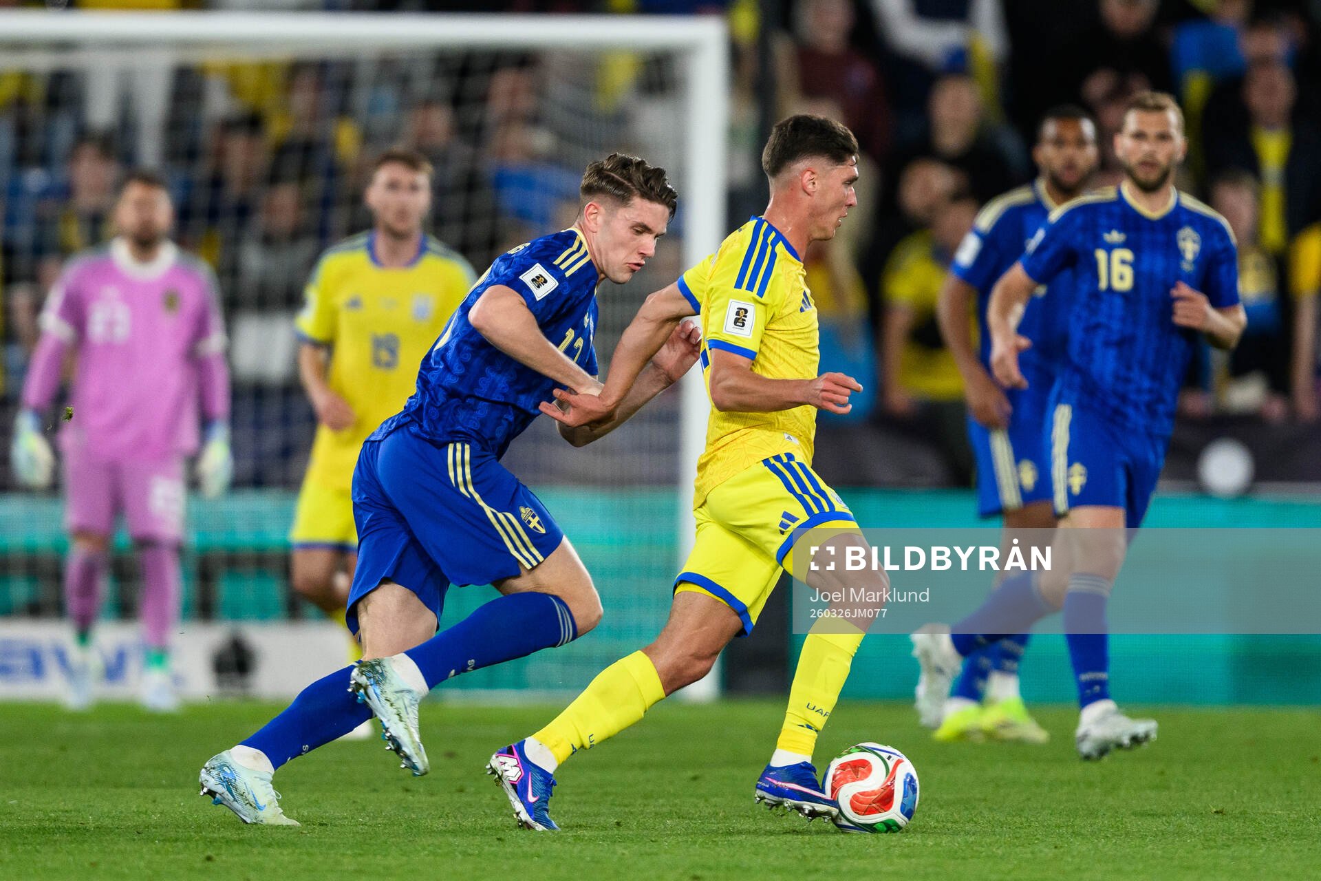 Viktor Gyökeres of Sweden and Georgiy Sudakov of Ukraine