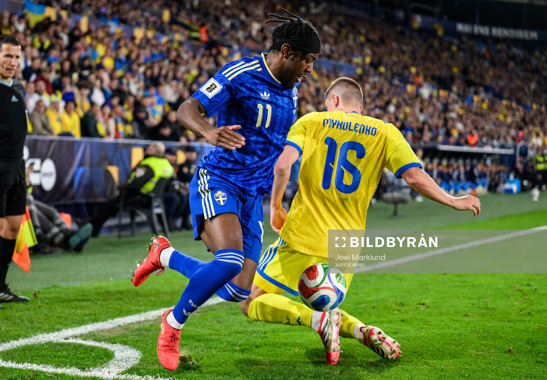 Anthony Elanga of Sweden and Vitaliy Mykolenko of Ukraine
