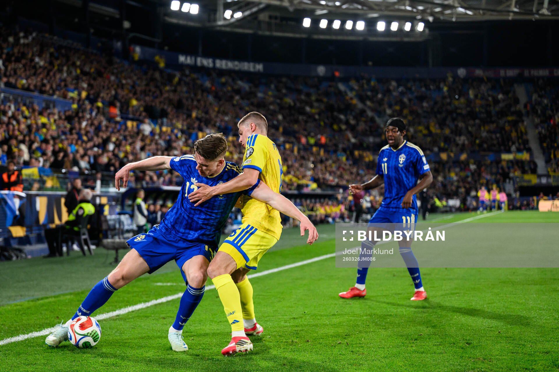 Viktor Gyökeres of Sweden and Vitaliy Mykolenko of Ukraine