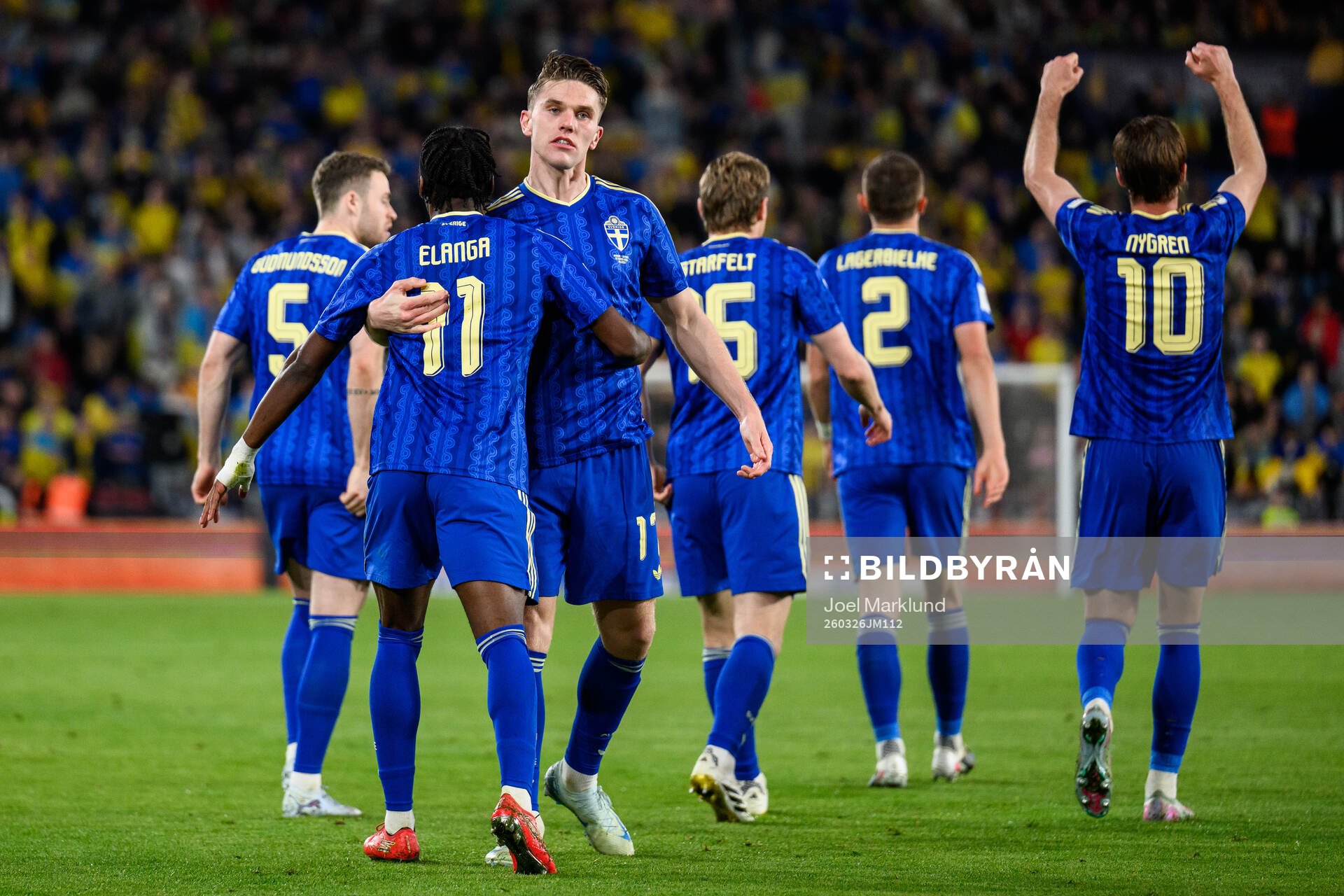 Anthony Elanga and Viktor Gyökeres of Sweden celebrate