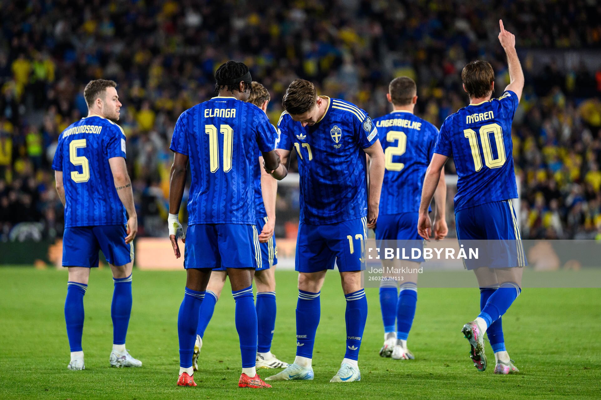 Anthony Elanga and Viktor Gyökeres of Sweden celebrate