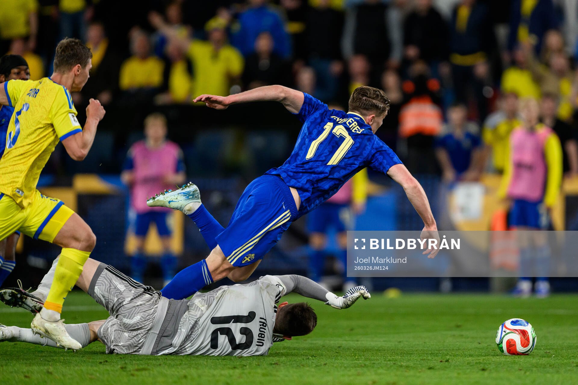 goalkeeper Anatoliy Trubin of Ukraine and Viktor Gyökeres