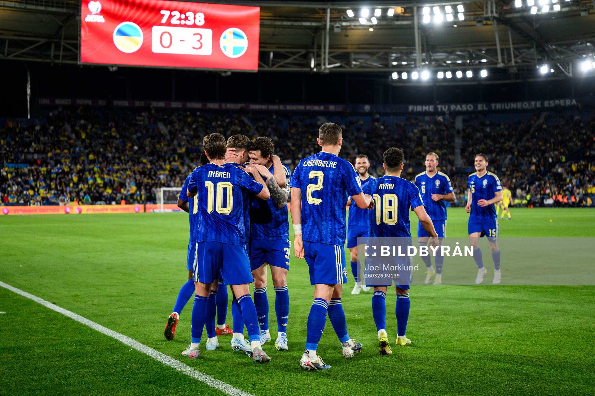 Viktor Gyökeres and Victor Nilsson Lindelöf of Sweden
