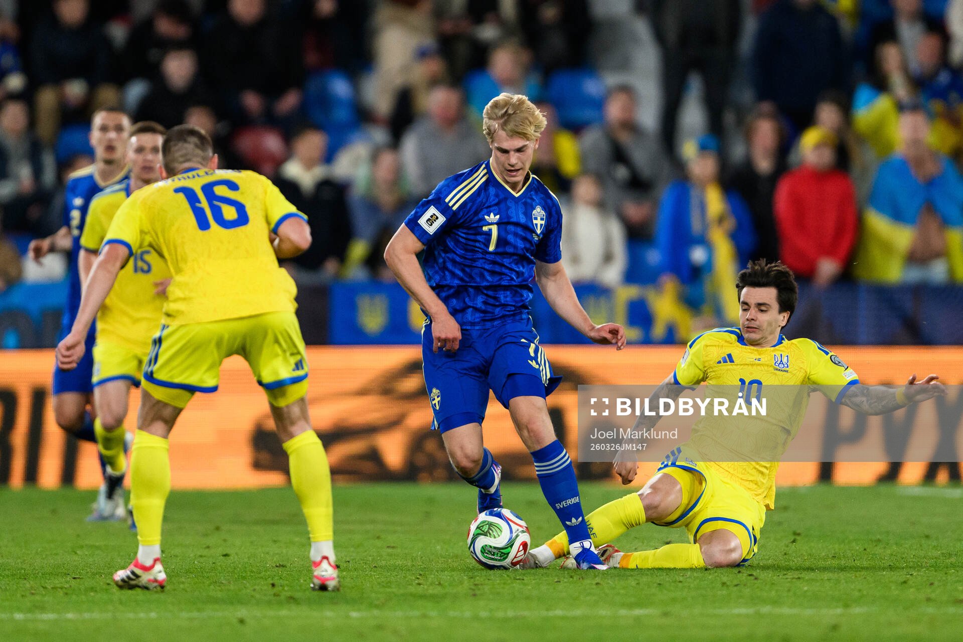 Lucas Bergvall of Sweden and Mykola Shaparenko of Ukraine