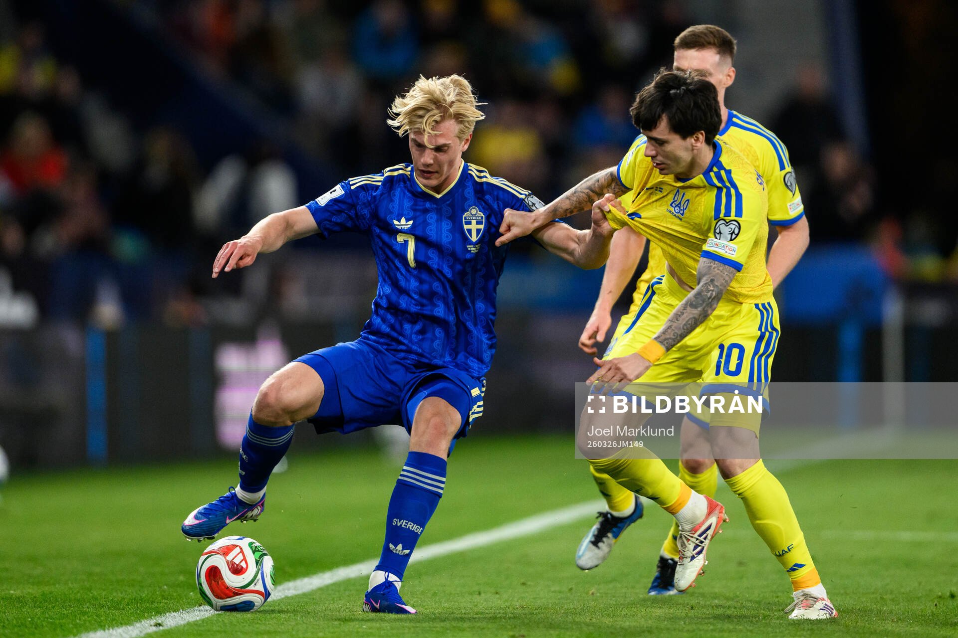 Lucas Bergvall of Sweden and Mykola Shaparenko of Ukraine