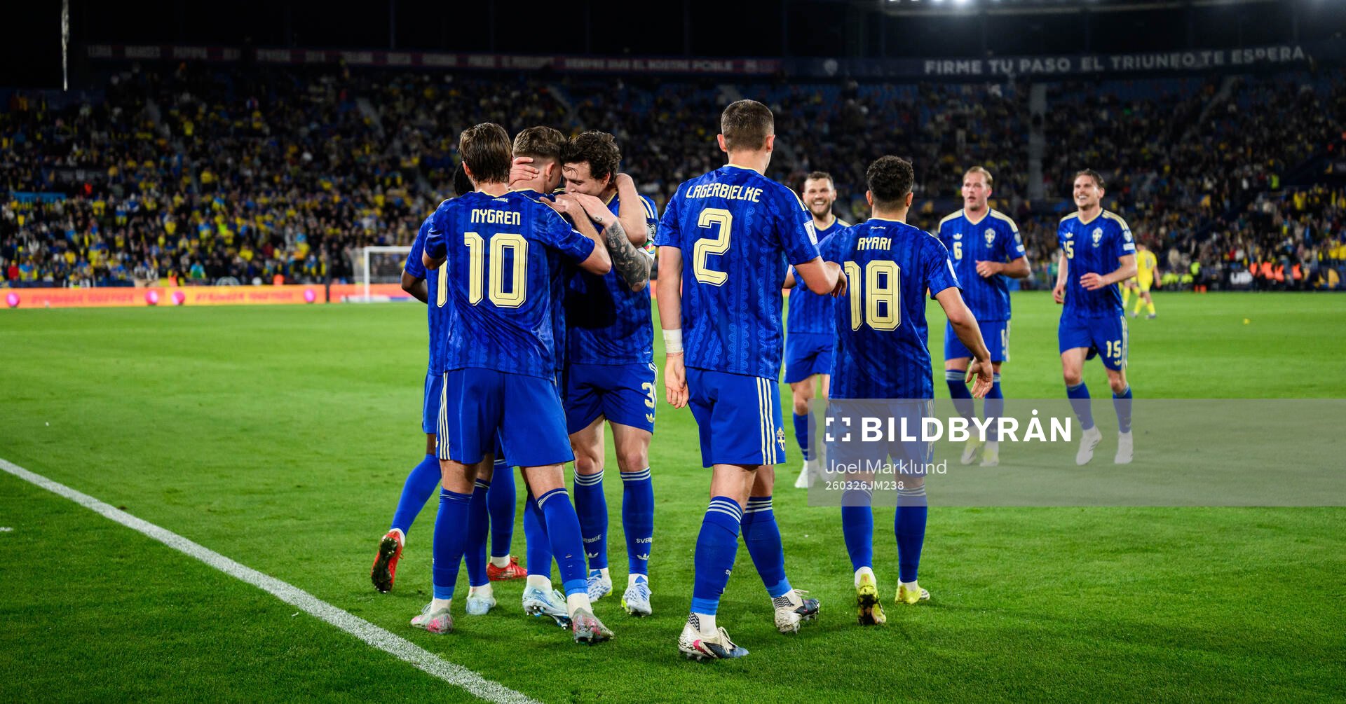 Viktor Gyökeres and Victor Nilsson Lindelöf of Sweden