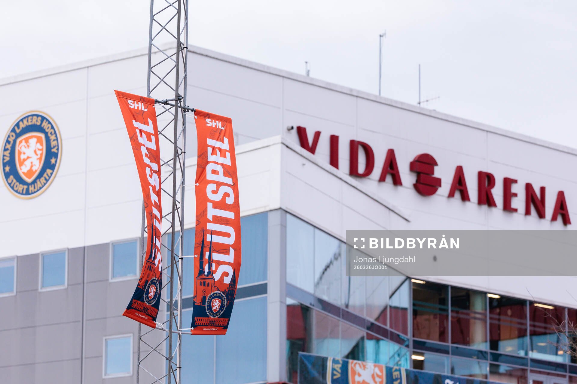 Slutspelsflaggor utanför Vida arena