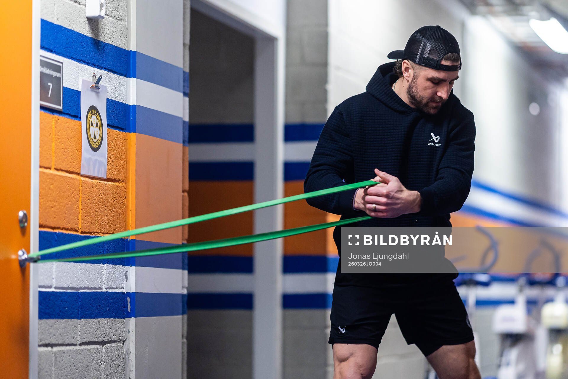 Brynäs Luke Witkowski värmer upp