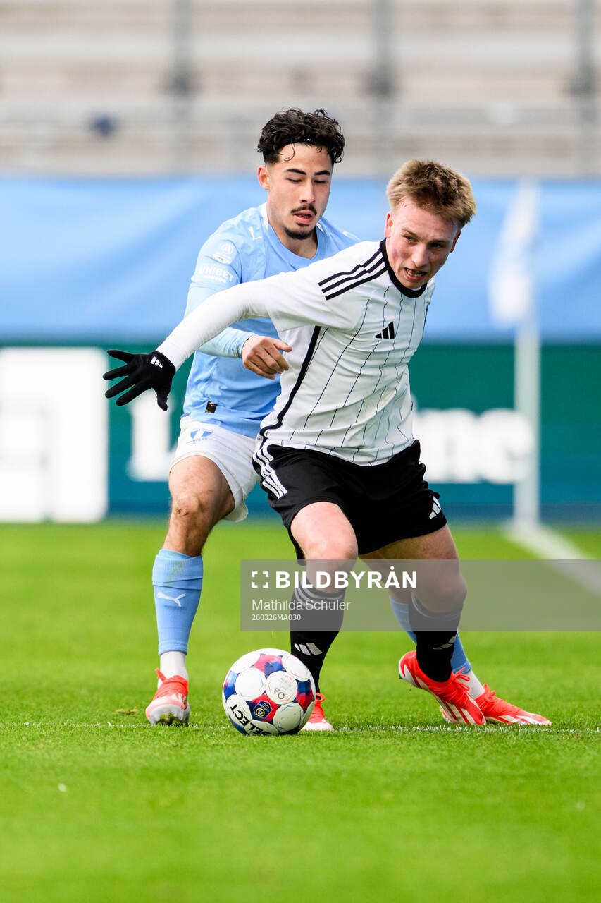Malmö FFs Adrian Skogmar och Landskronas Constantino