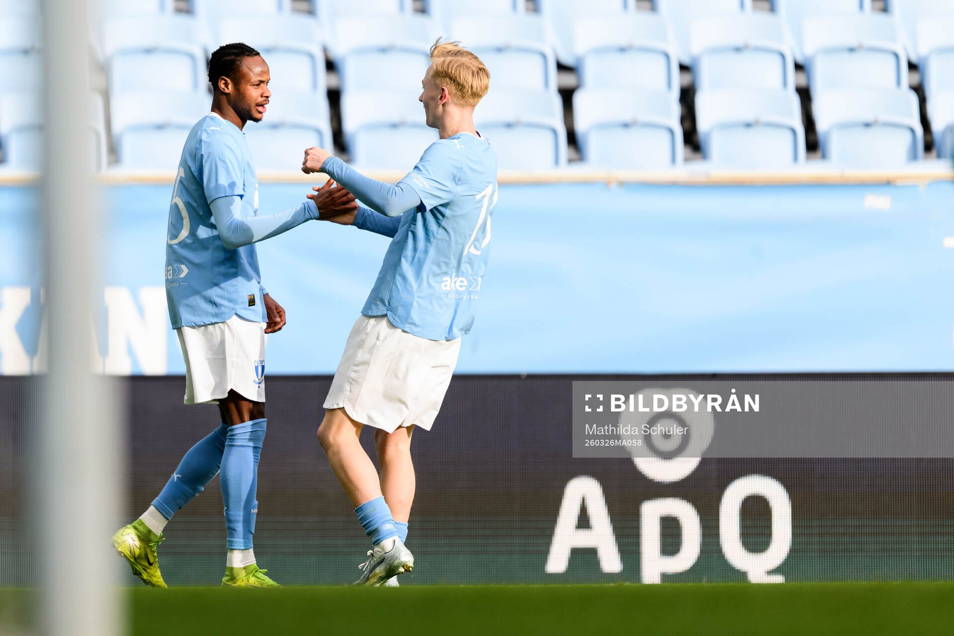 Malmö FFs Yassin Mohammed och Viggo Karlsson jublar