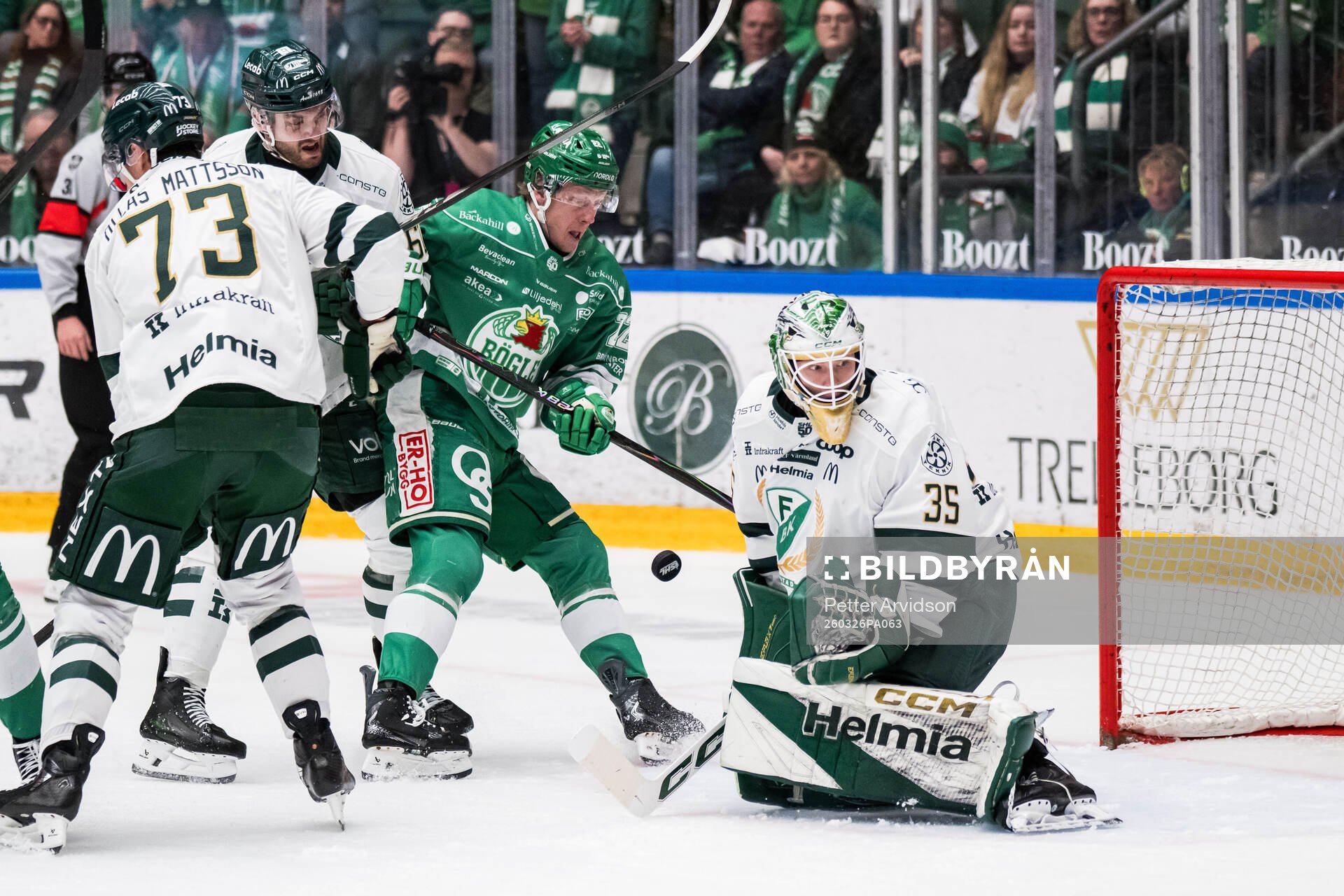Rögles Fredrik Olofsson och Färjestads målvakt Melker