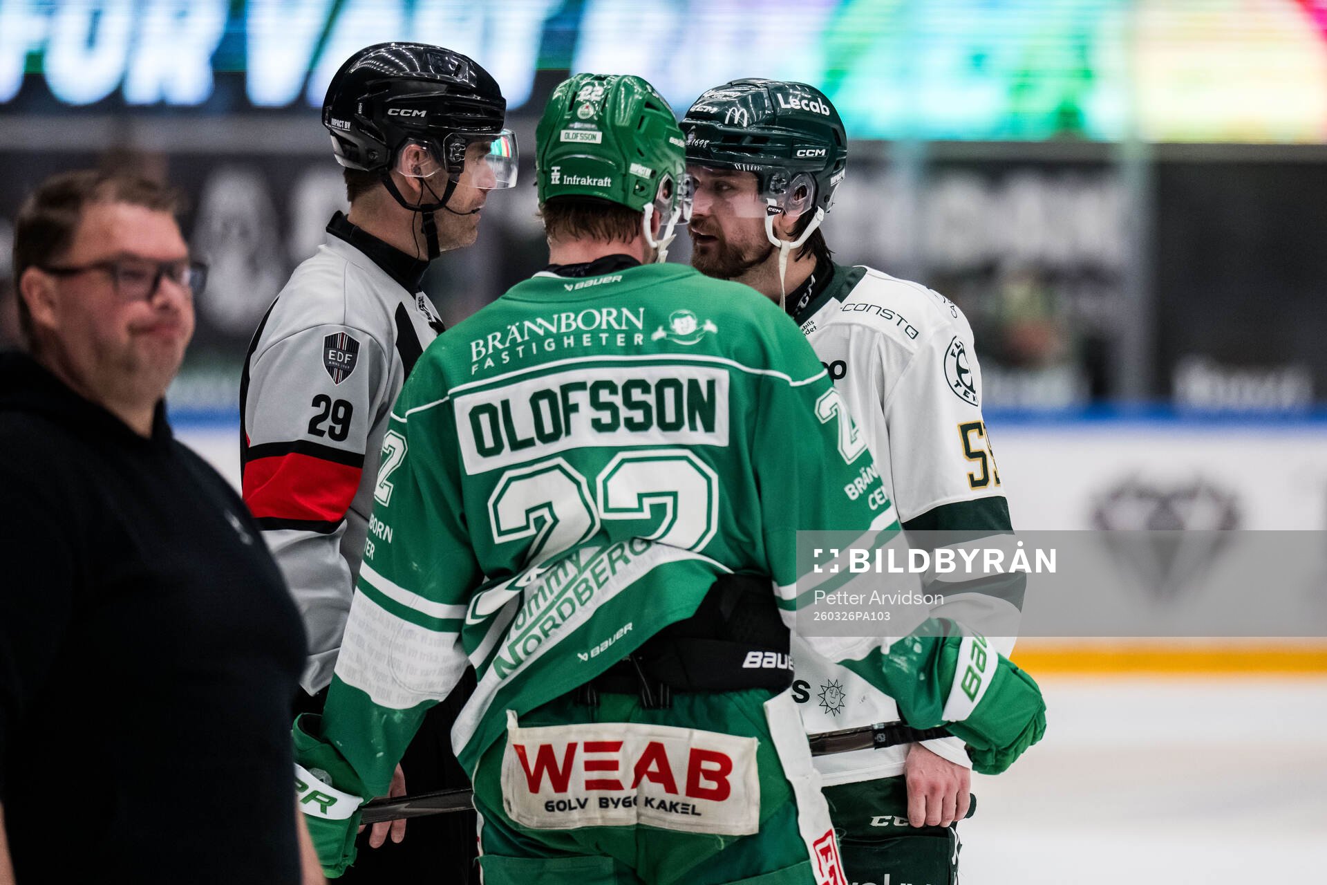 Domare Richard Magnusson och Rögles Fredrik Olofsson och